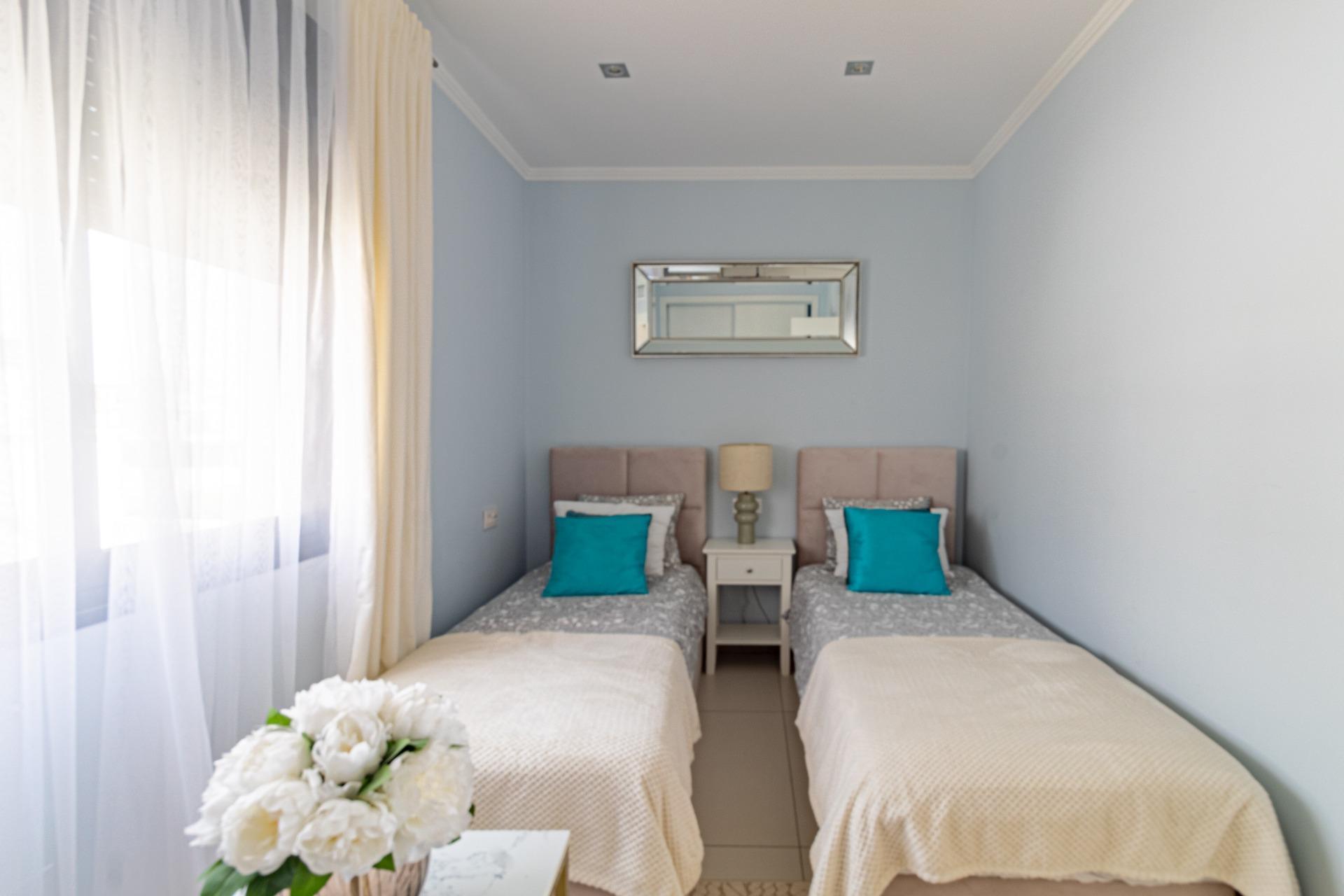 Adosado Moderno en Orihuela Costa: Lujo, Sol y Piscina., Adosado de lujo en Lomas de Cabo Roig, Orihuela Costa. 3 dorm., 2 baños, terraza con vistas al mar, piscina y garaje. Amueblado, placas solares. ¡Vive la Costa