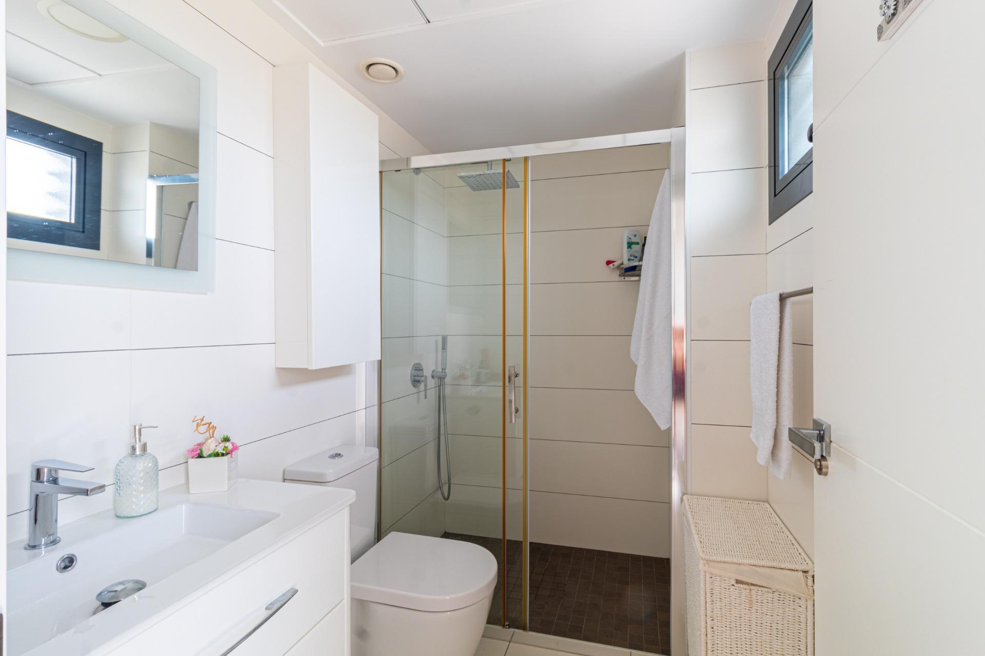 Adosado Moderno en Orihuela Costa: Lujo, Sol y Piscina., Adosado de lujo en Lomas de Cabo Roig, Orihuela Costa. 3 dorm., 2 baños, terraza con vistas al mar, piscina y garaje. Amueblado, placas solares. ¡Vive la Costa