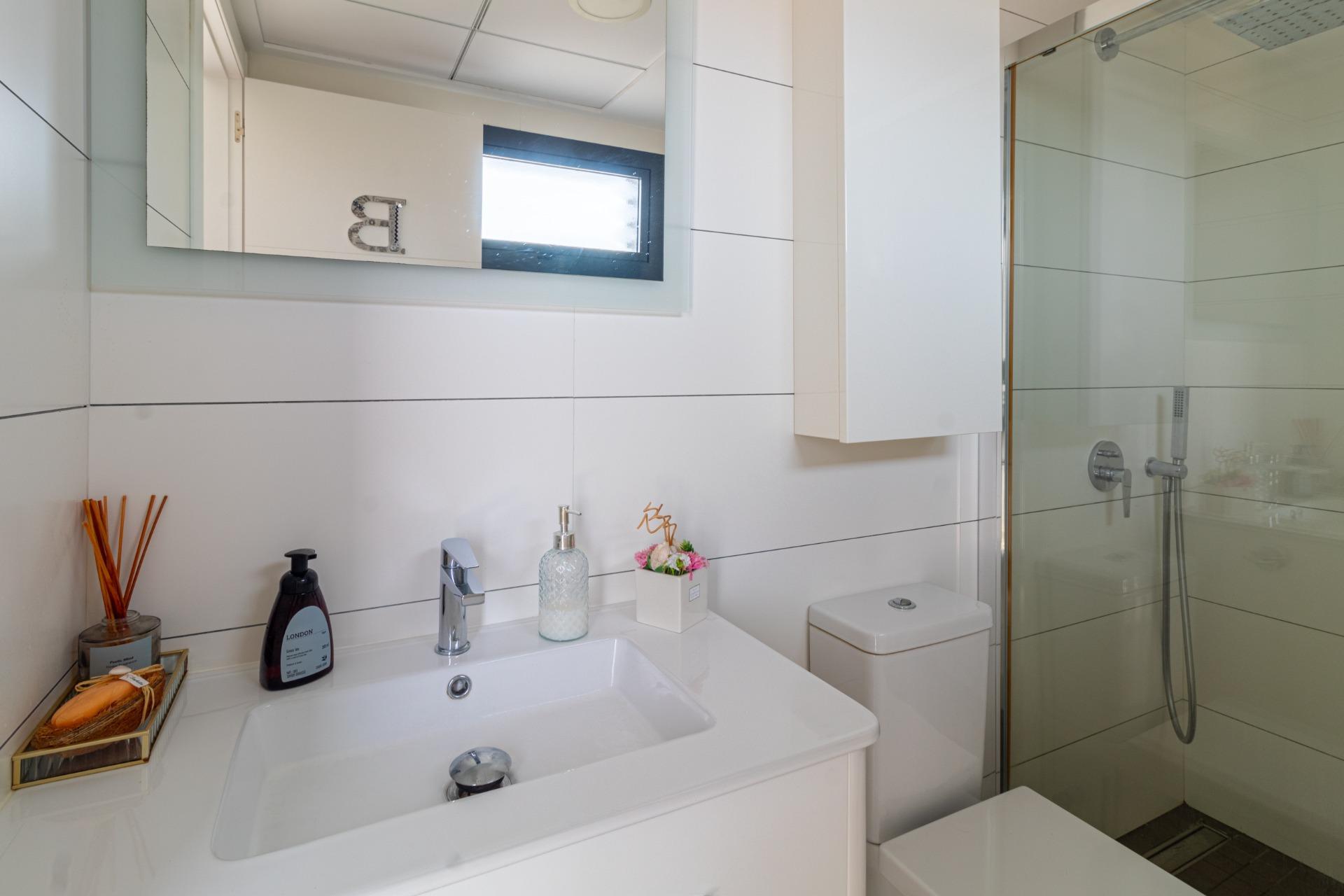 Adosado Moderno en Orihuela Costa: Lujo, Sol y Piscina., Adosado de lujo en Lomas de Cabo Roig, Orihuela Costa. 3 dorm., 2 baños, terraza con vistas al mar, piscina y garaje. Amueblado, placas solares. ¡Vive la Costa