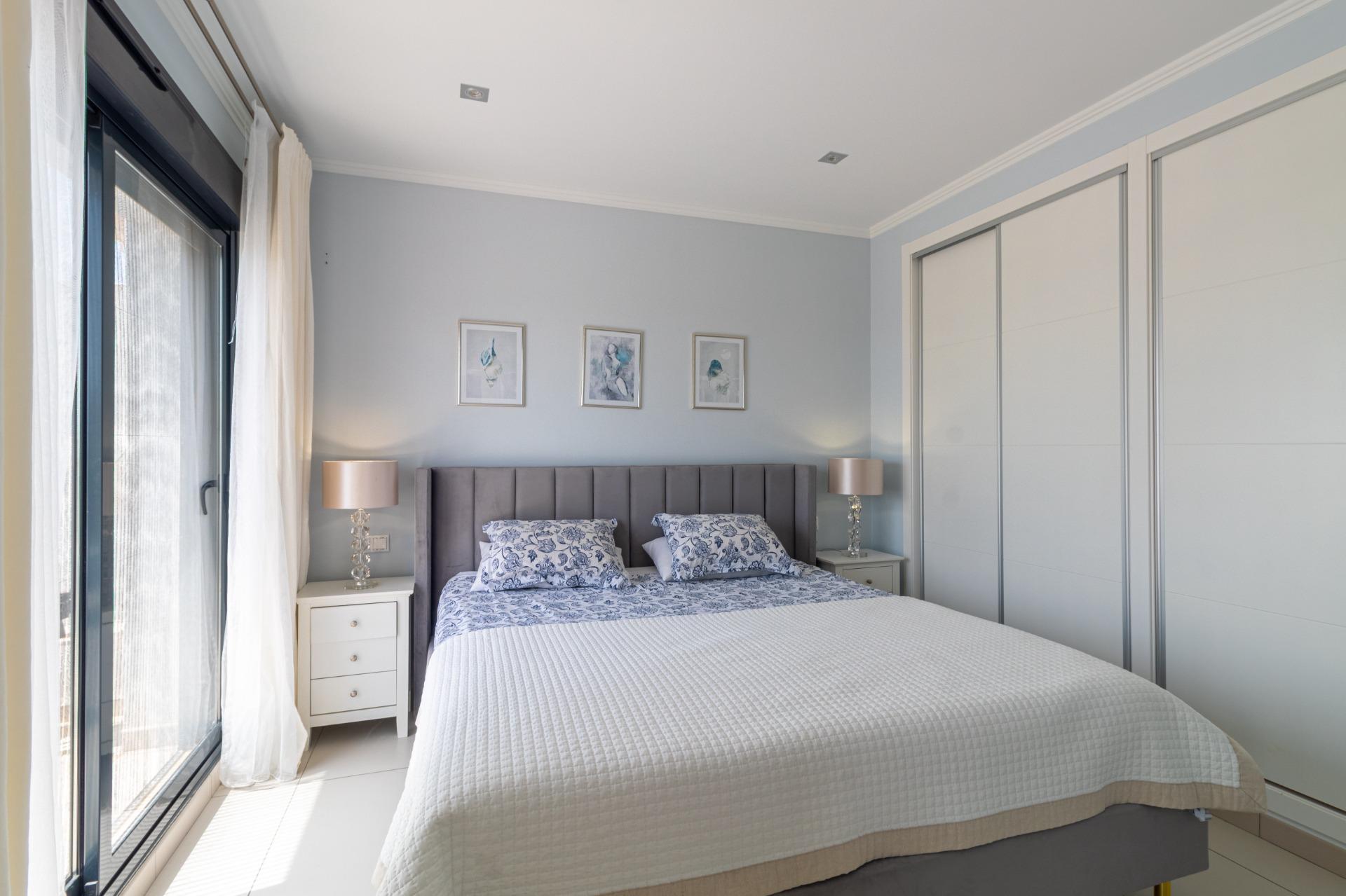 Adosado Moderno en Orihuela Costa: Lujo, Sol y Piscina., Adosado de lujo en Lomas de Cabo Roig, Orihuela Costa. 3 dorm., 2 baños, terraza con vistas al mar, piscina y garaje. Amueblado, placas solares. ¡Vive la Costa