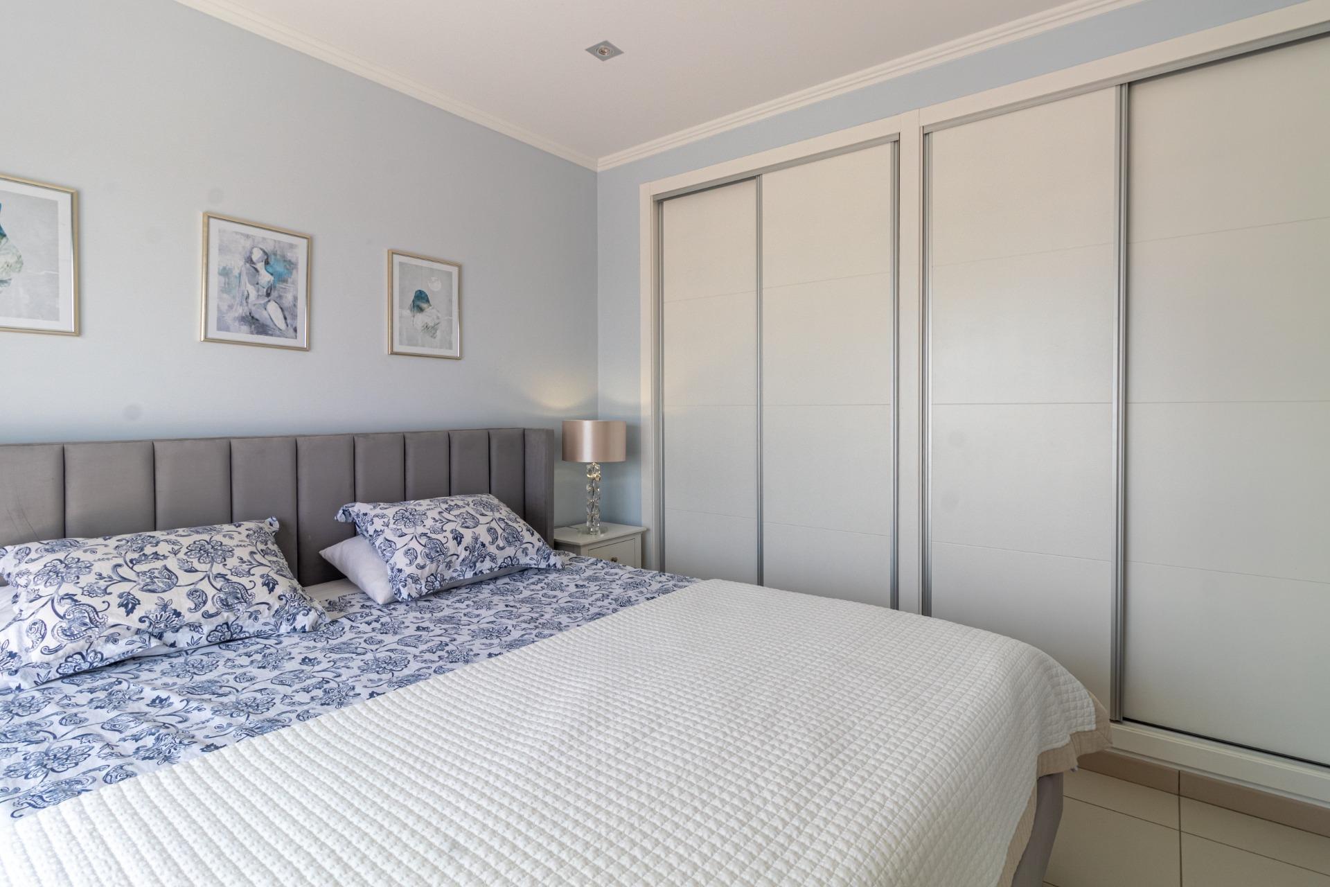 Adosado Moderno en Orihuela Costa: Lujo, Sol y Piscina., Adosado de lujo en Lomas de Cabo Roig, Orihuela Costa. 3 dorm., 2 baños, terraza con vistas al mar, piscina y garaje. Amueblado, placas solares. ¡Vive la Costa