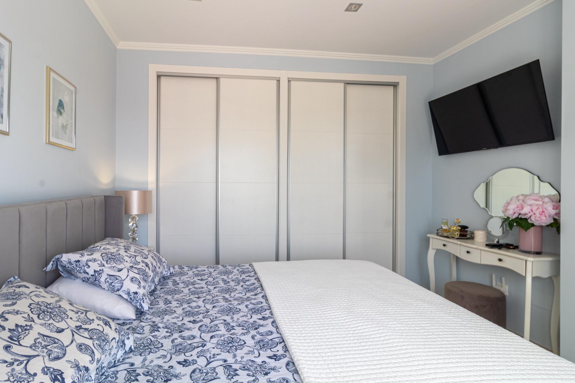Adosado Moderno en Orihuela Costa: Lujo, Sol y Piscina., Adosado de lujo en Lomas de Cabo Roig, Orihuela Costa. 3 dorm., 2 baños, terraza con vistas al mar, piscina y garaje. Amueblado, placas solares. ¡Vive la Costa