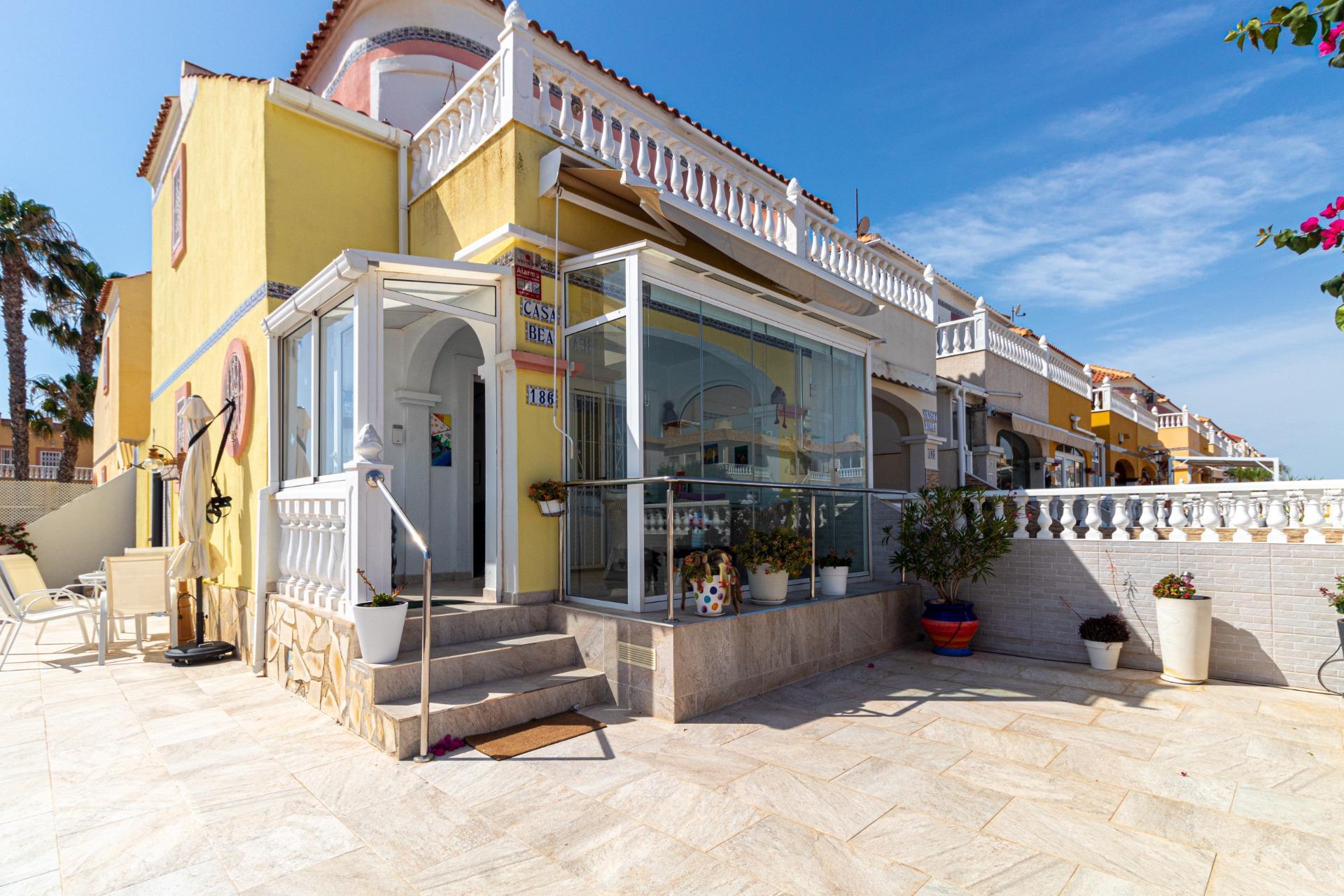 Adosado Esquinero en Orihuela Costa: Jardín, Piscina y Playa, Adosado esquinero en Lomas de Cabo Roig, Orihuela Costa. Disfrute del estilo de vida mediterráneo con jardín privado, piscina comunitaria y cerca de playas. 2 d