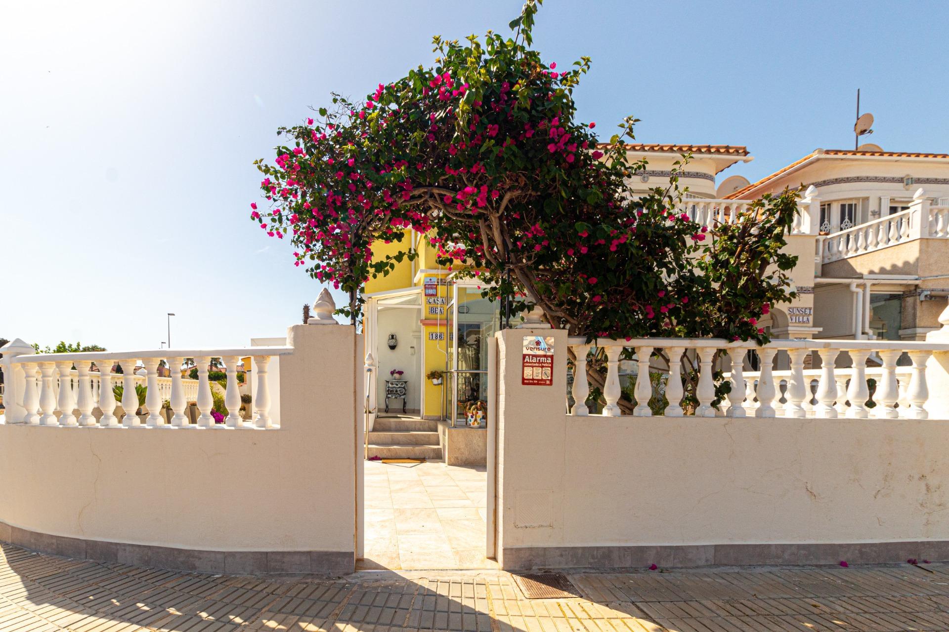 Adosado Esquinero en Orihuela Costa: Jardín, Piscina y Playa, Adosado esquinero en Lomas de Cabo Roig, Orihuela Costa. Disfrute del estilo de vida mediterráneo con jardín privado, piscina comunitaria y cerca de playas. 2 d