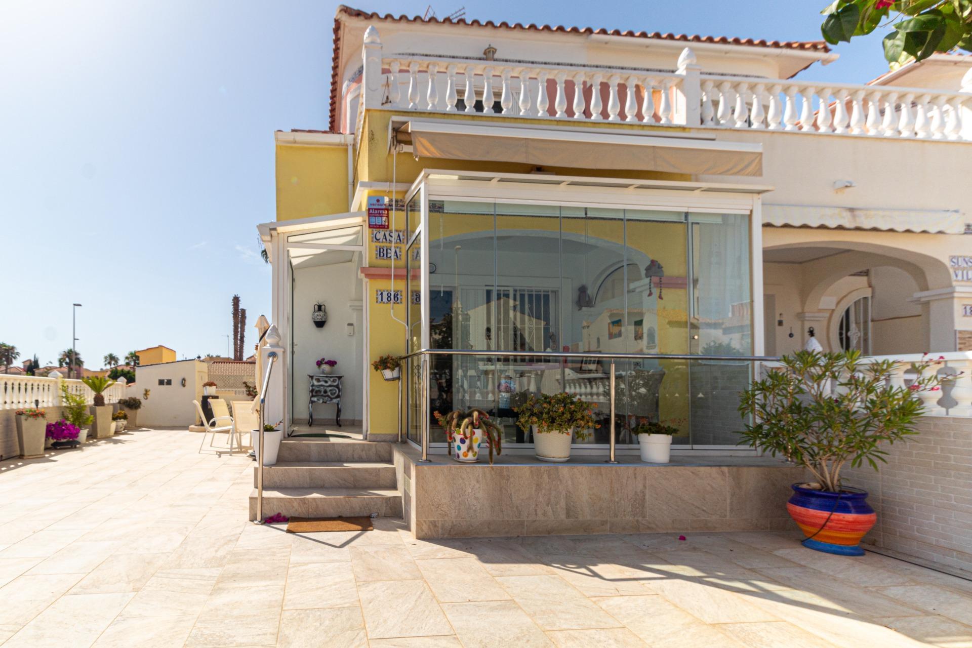 Adosado Esquinero en Orihuela Costa: Jardín, Piscina y Playa, Adosado esquinero en Lomas de Cabo Roig, Orihuela Costa. Disfrute del estilo de vida mediterráneo con jardín privado, piscina comunitaria y cerca de playas. 2 d