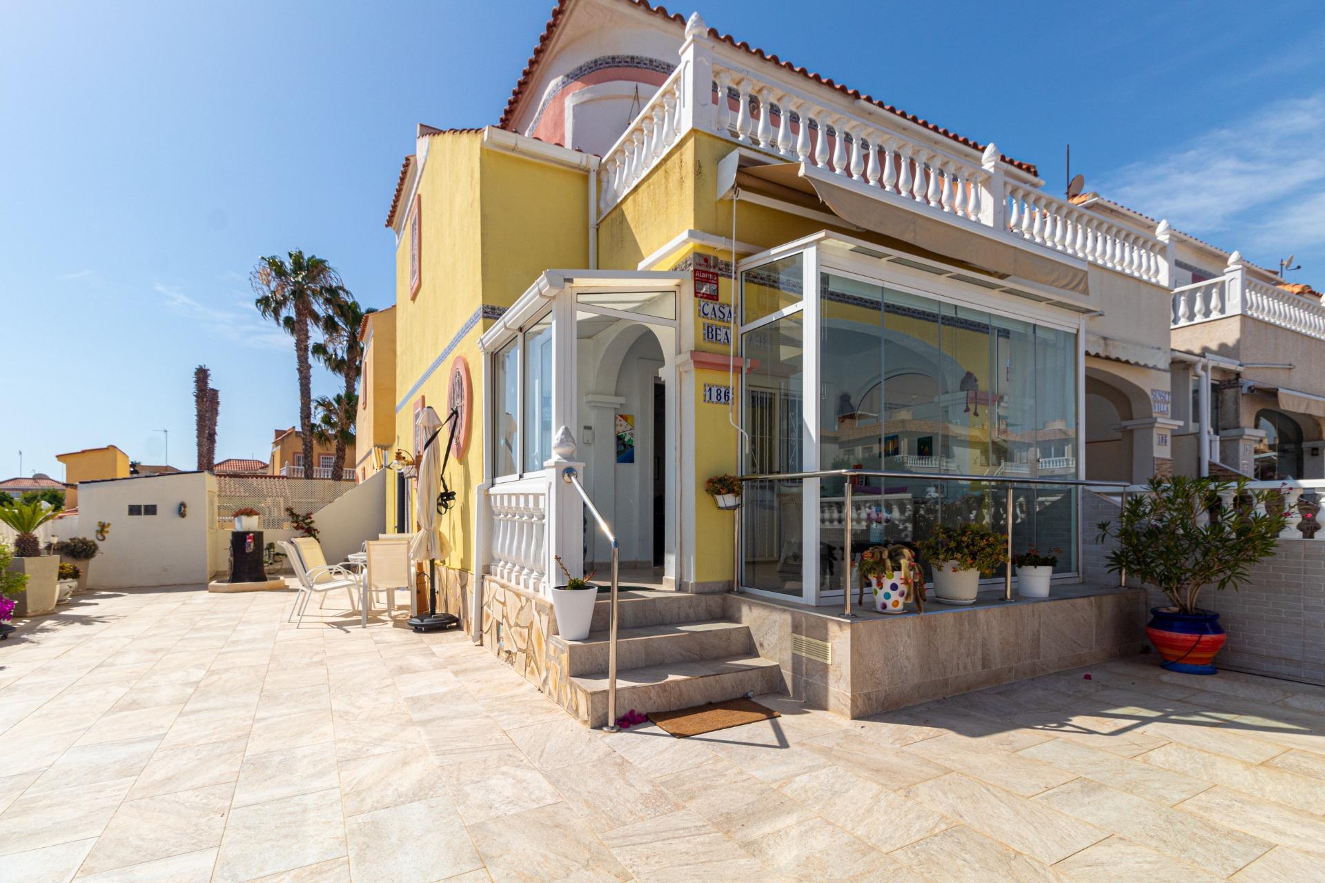 Adosado Esquinero en Orihuela Costa: Jardín, Piscina y Playa, Adosado esquinero en Lomas de Cabo Roig, Orihuela Costa. Disfrute del estilo de vida mediterráneo con jardín privado, piscina comunitaria y cerca de playas. 2 d