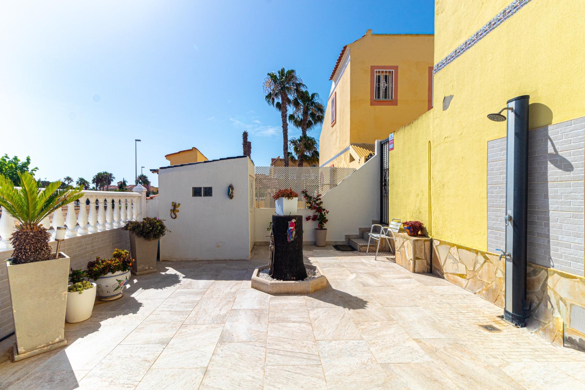 Adosado Esquinero en Orihuela Costa: Jardín, Piscina y Playa, Adosado esquinero en Lomas de Cabo Roig, Orihuela Costa. Disfrute del estilo de vida mediterráneo con jardín privado, piscina comunitaria y cerca de playas. 2 d