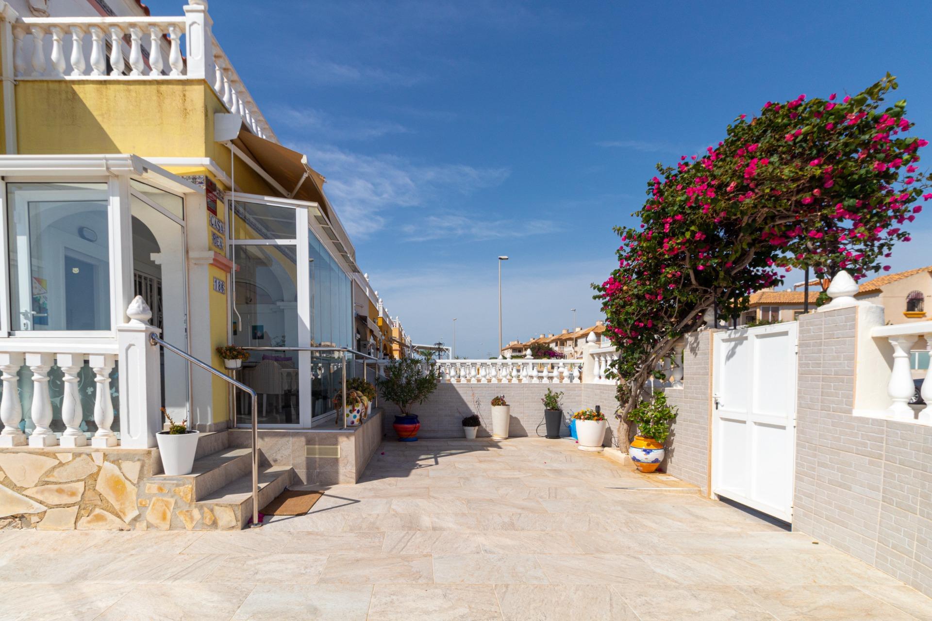 Adosado Esquinero en Orihuela Costa: Jardín, Piscina y Playa, Adosado esquinero en Lomas de Cabo Roig, Orihuela Costa. Disfrute del estilo de vida mediterráneo con jardín privado, piscina comunitaria y cerca de playas. 2 d