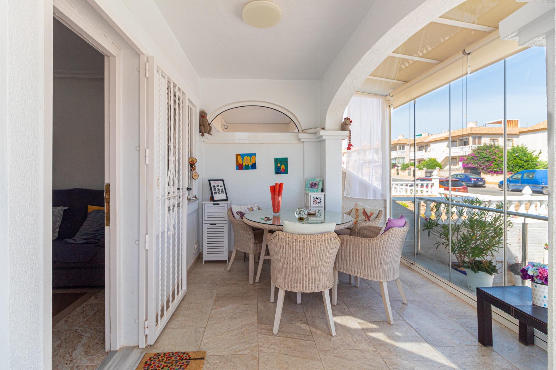 Adosado Esquinero en Orihuela Costa: Jardín, Piscina y Playa, Adosado esquinero en Lomas de Cabo Roig, Orihuela Costa. Disfrute del estilo de vida mediterráneo con jardín privado, piscina comunitaria y cerca de playas. 2 d