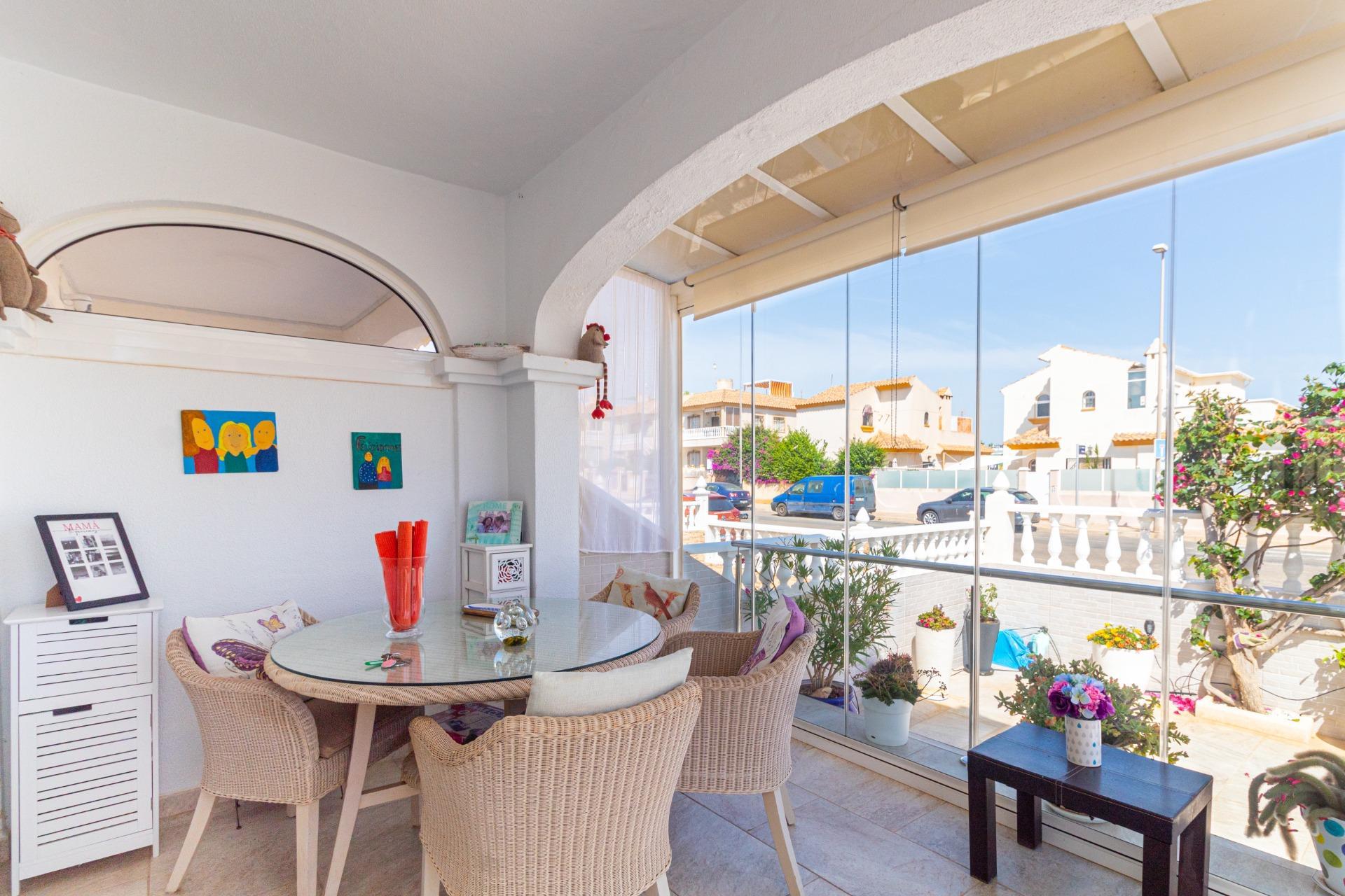 Adosado Esquinero en Orihuela Costa: Jardín, Piscina y Playa, Adosado esquinero en Lomas de Cabo Roig, Orihuela Costa. Disfrute del estilo de vida mediterráneo con jardín privado, piscina comunitaria y cerca de playas. 2 d