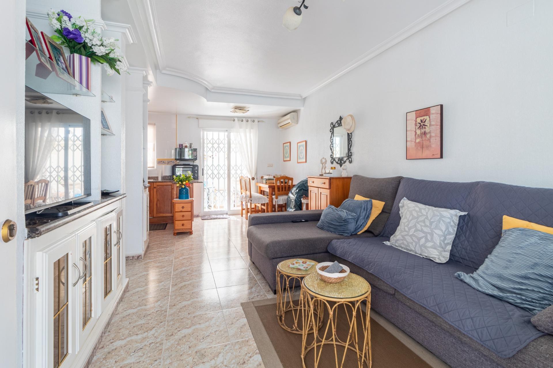 Adosado Esquinero en Orihuela Costa: Jardín, Piscina y Playa, Adosado esquinero en Lomas de Cabo Roig, Orihuela Costa. Disfrute del estilo de vida mediterráneo con jardín privado, piscina comunitaria y cerca de playas. 2 d