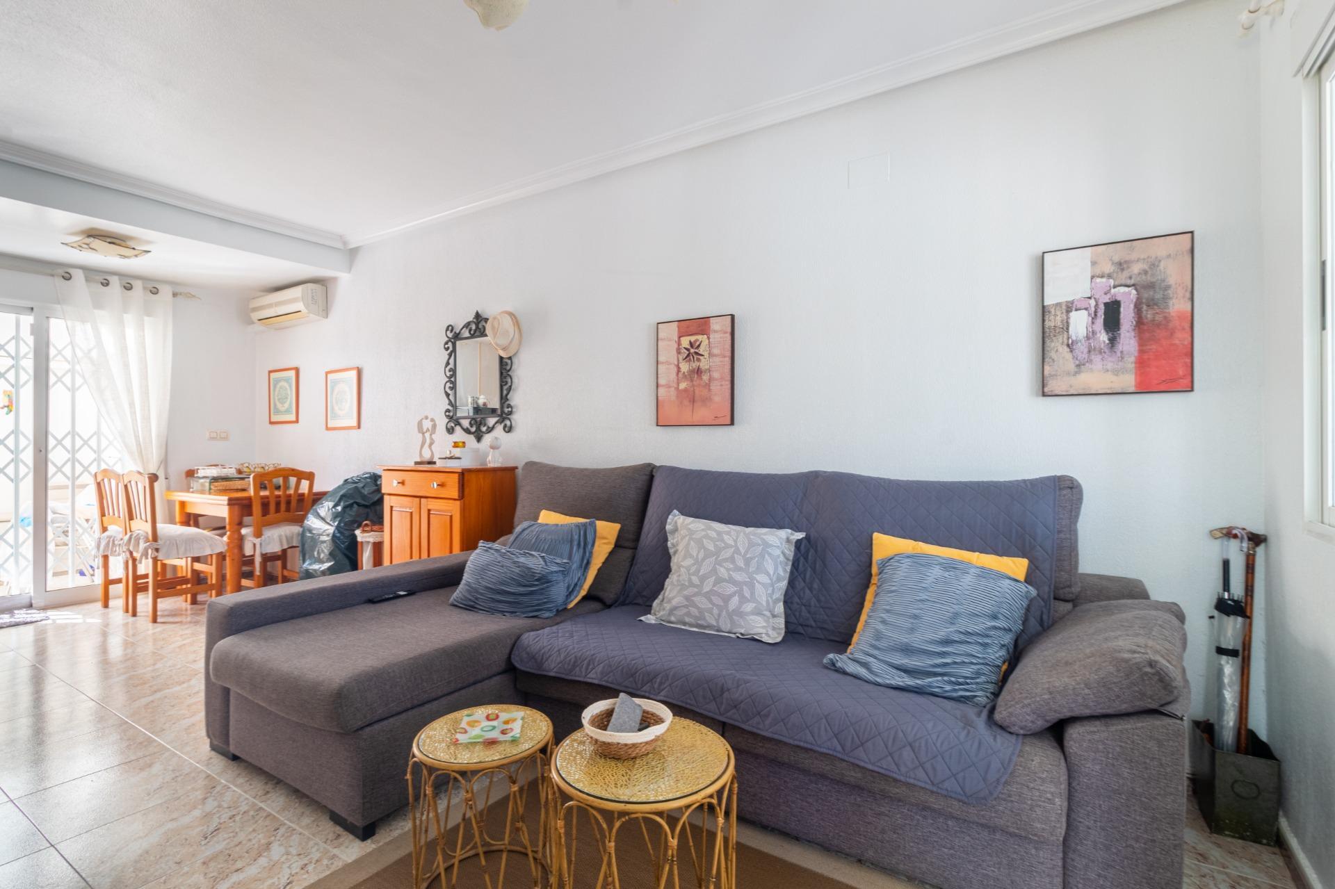 Adosado Esquinero en Orihuela Costa: Jardín, Piscina y Playa, Adosado esquinero en Lomas de Cabo Roig, Orihuela Costa. Disfrute del estilo de vida mediterráneo con jardín privado, piscina comunitaria y cerca de playas. 2 d
