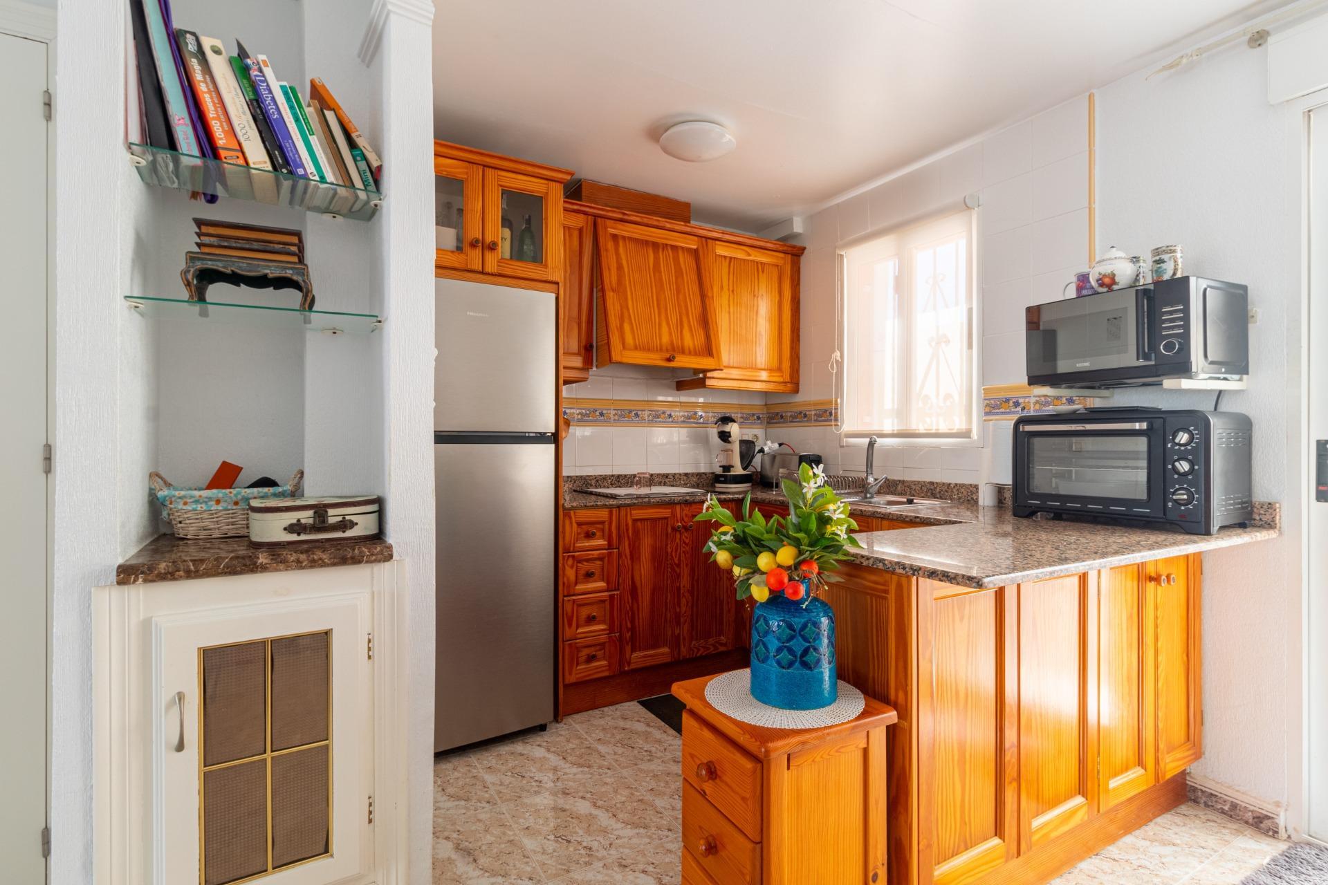 Adosado Esquinero en Orihuela Costa: Jardín, Piscina y Playa, Adosado esquinero en Lomas de Cabo Roig, Orihuela Costa. Disfrute del estilo de vida mediterráneo con jardín privado, piscina comunitaria y cerca de playas. 2 d