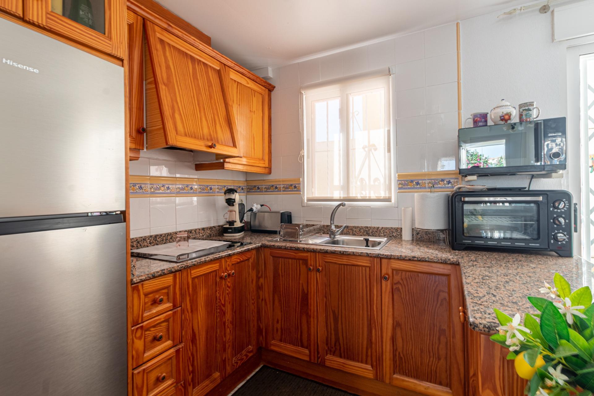 Adosado Esquinero en Orihuela Costa: Jardín, Piscina y Playa, Adosado esquinero en Lomas de Cabo Roig, Orihuela Costa. Disfrute del estilo de vida mediterráneo con jardín privado, piscina comunitaria y cerca de playas. 2 d