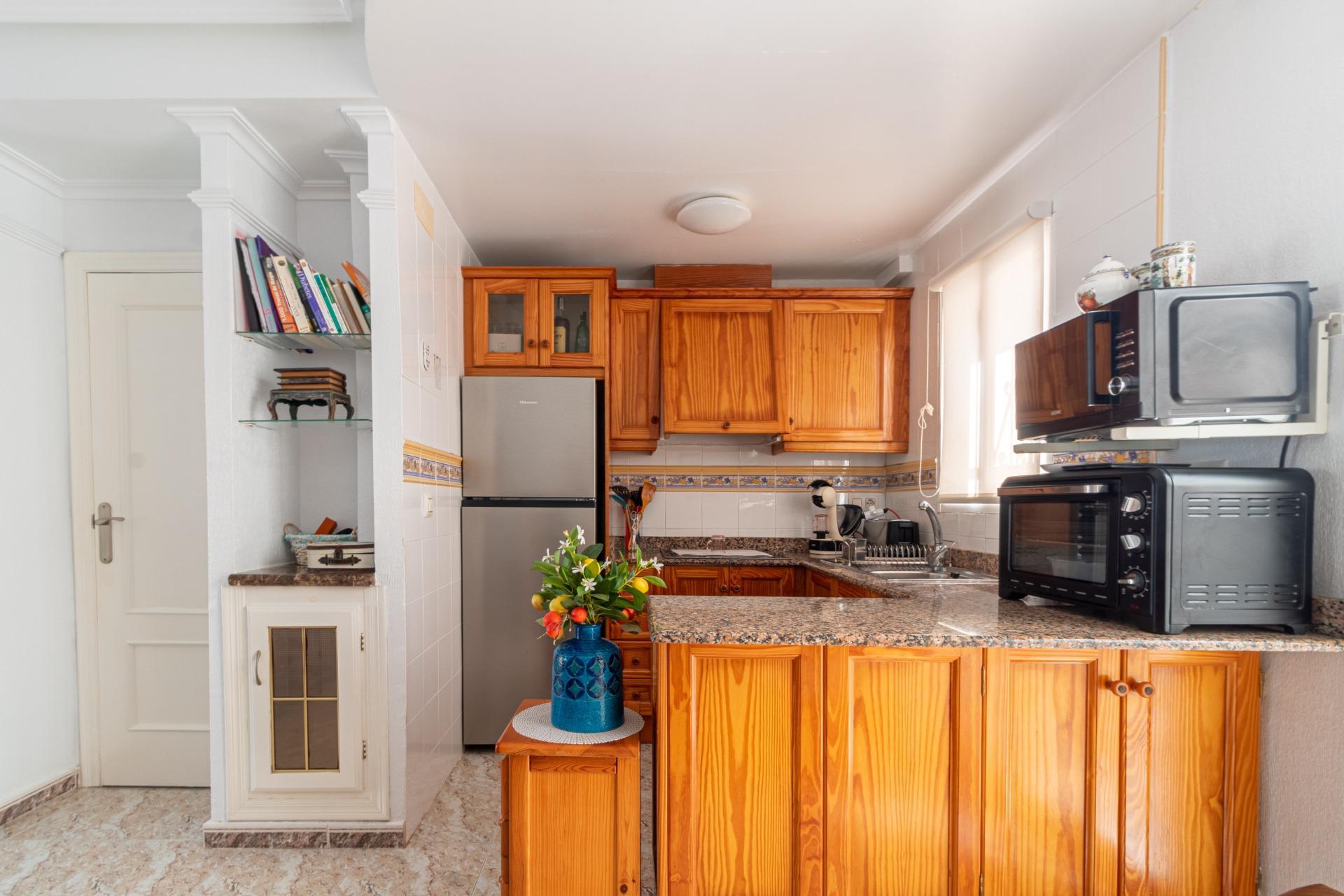 Adosado Esquinero en Orihuela Costa: Jardín, Piscina y Playa, Adosado esquinero en Lomas de Cabo Roig, Orihuela Costa. Disfrute del estilo de vida mediterráneo con jardín privado, piscina comunitaria y cerca de playas. 2 d