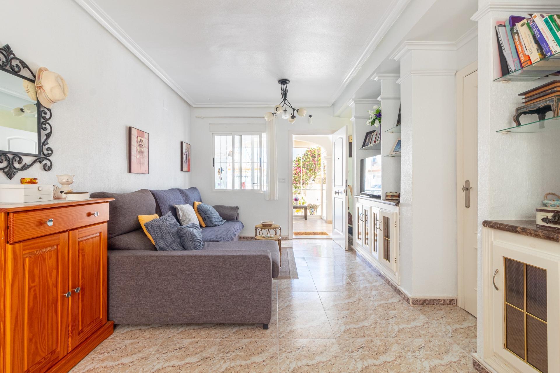 Adosado Esquinero en Orihuela Costa: Jardín, Piscina y Playa, Adosado esquinero en Lomas de Cabo Roig, Orihuela Costa. Disfrute del estilo de vida mediterráneo con jardín privado, piscina comunitaria y cerca de playas. 2 d