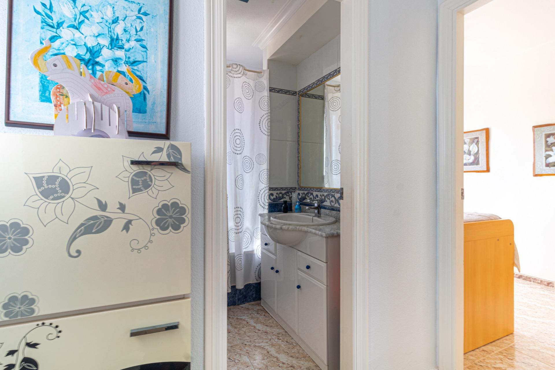 Adosado Esquinero en Orihuela Costa: Jardín, Piscina y Playa, Adosado esquinero en Lomas de Cabo Roig, Orihuela Costa. Disfrute del estilo de vida mediterráneo con jardín privado, piscina comunitaria y cerca de playas. 2 d