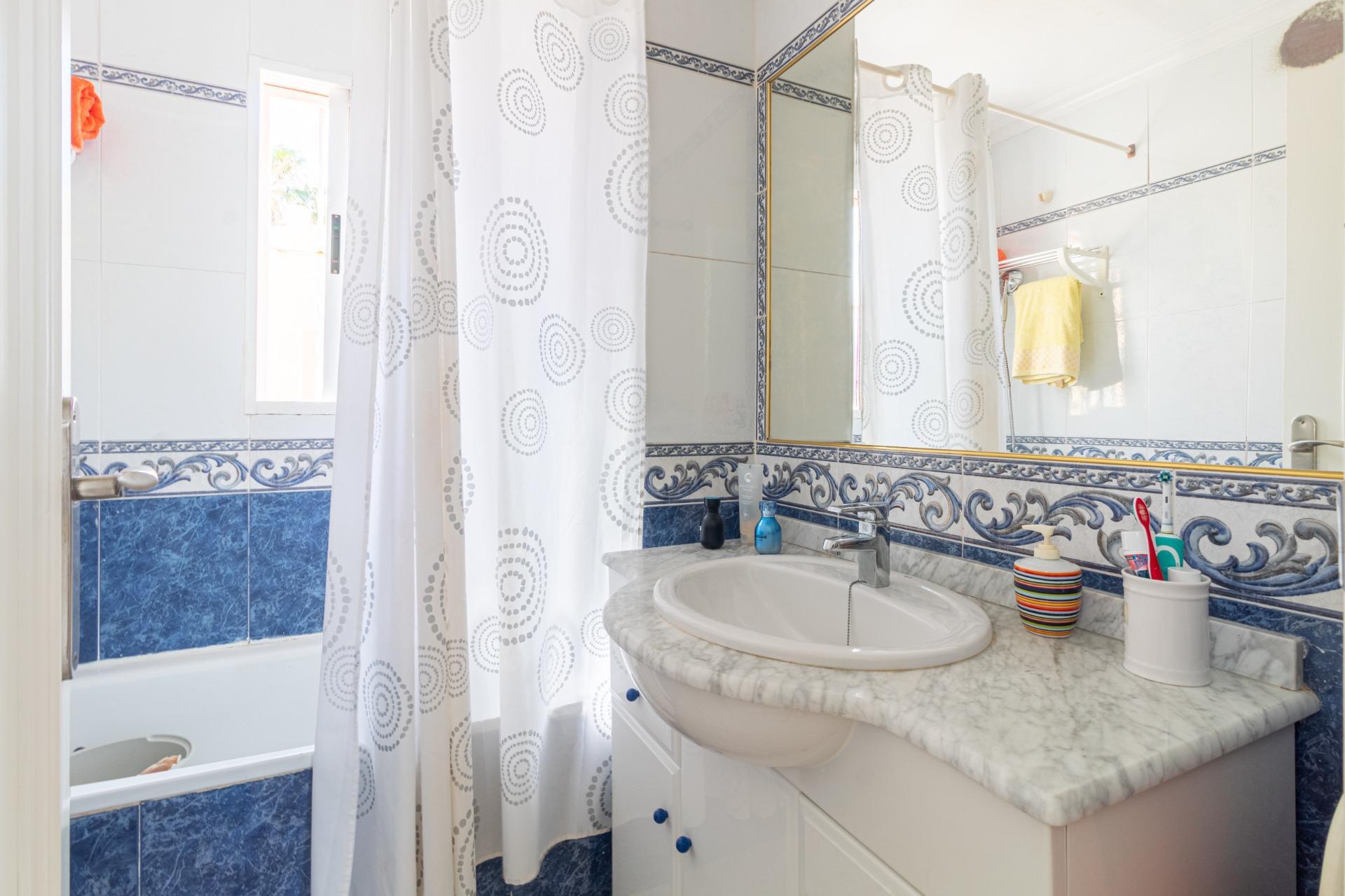 Adosado Esquinero en Orihuela Costa: Jardín, Piscina y Playa, Adosado esquinero en Lomas de Cabo Roig, Orihuela Costa. Disfrute del estilo de vida mediterráneo con jardín privado, piscina comunitaria y cerca de playas. 2 d