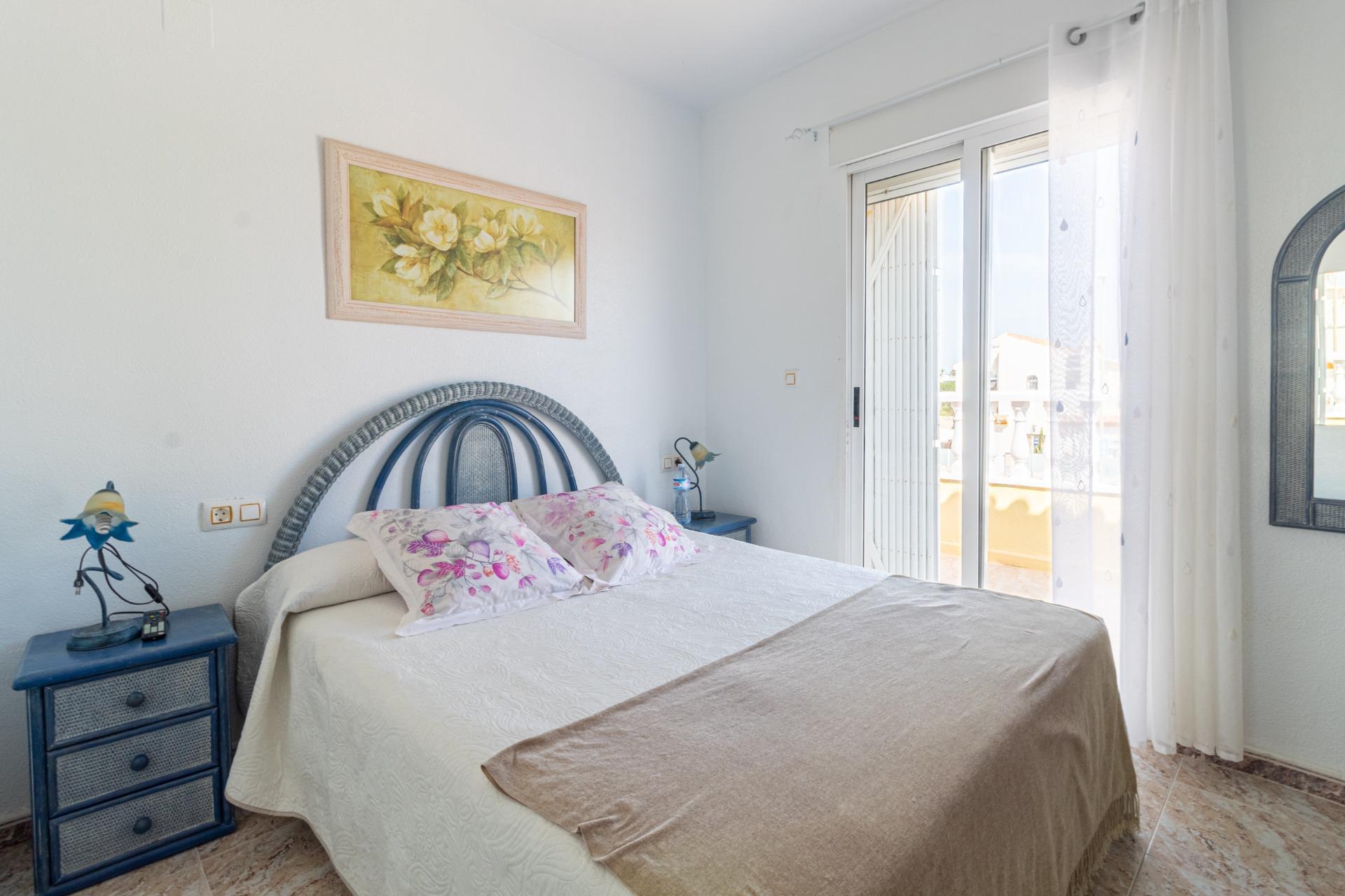 Adosado Esquinero en Orihuela Costa: Jardín, Piscina y Playa, Adosado esquinero en Lomas de Cabo Roig, Orihuela Costa. Disfrute del estilo de vida mediterráneo con jardín privado, piscina comunitaria y cerca de playas. 2 d
