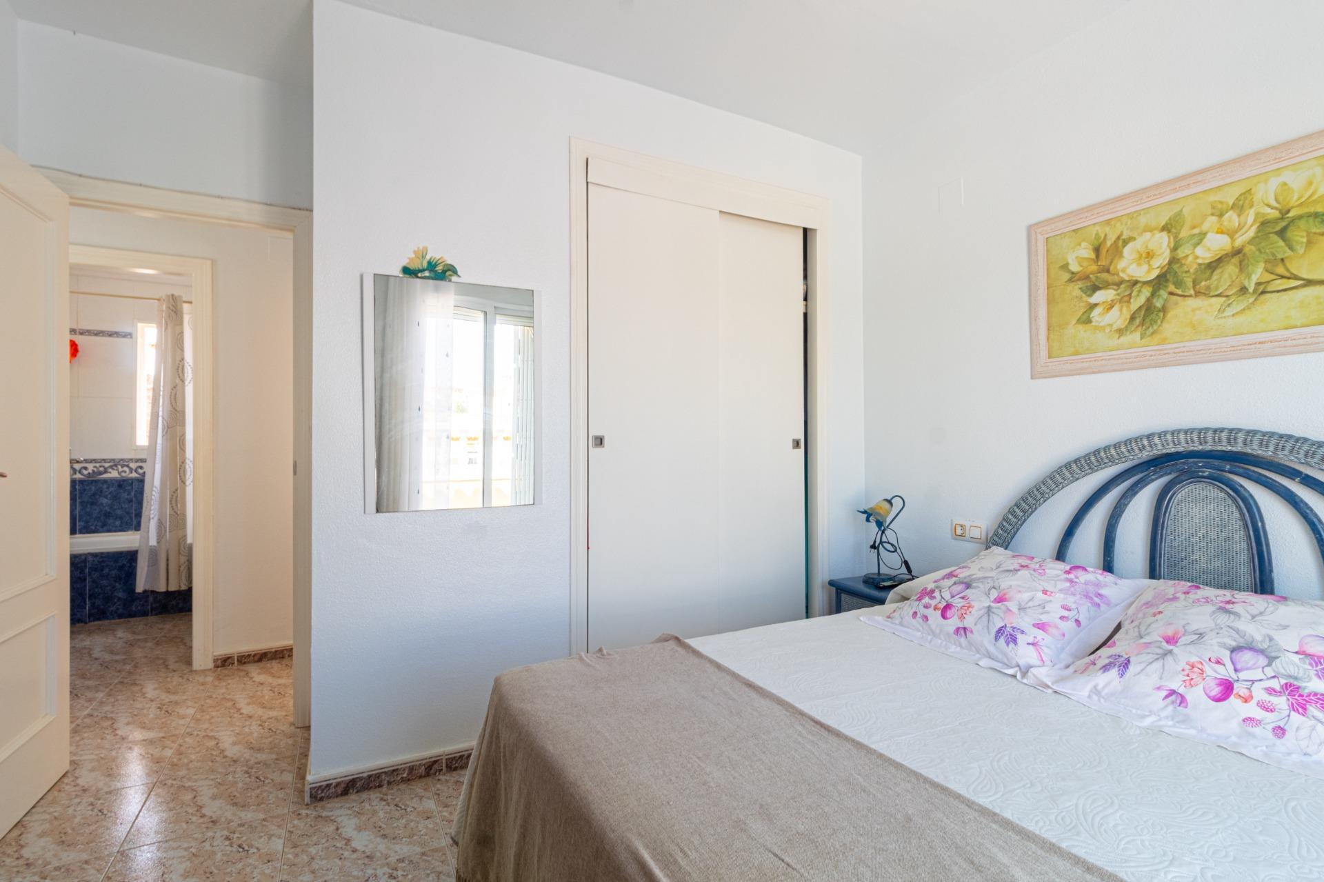 Adosado Esquinero en Orihuela Costa: Jardín, Piscina y Playa, Adosado esquinero en Lomas de Cabo Roig, Orihuela Costa. Disfrute del estilo de vida mediterráneo con jardín privado, piscina comunitaria y cerca de playas. 2 d