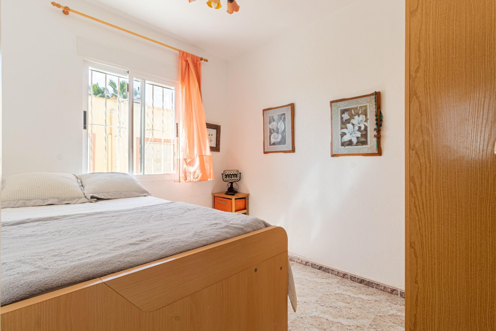 Adosado Esquinero en Orihuela Costa: Jardín, Piscina y Playa, Adosado esquinero en Lomas de Cabo Roig, Orihuela Costa. Disfrute del estilo de vida mediterráneo con jardín privado, piscina comunitaria y cerca de playas. 2 d