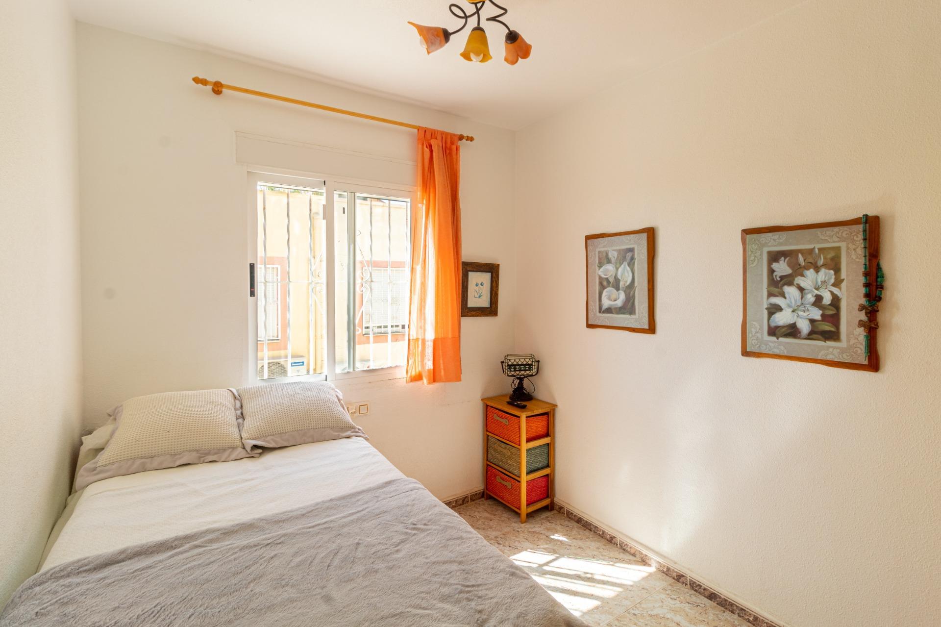 Adosado Esquinero en Orihuela Costa: Jardín, Piscina y Playa, Adosado esquinero en Lomas de Cabo Roig, Orihuela Costa. Disfrute del estilo de vida mediterráneo con jardín privado, piscina comunitaria y cerca de playas. 2 d