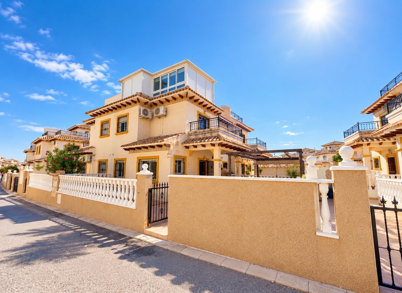Adosado Moderno en La Zenia, Costa Blanca., Adosado moderno en La Zenia, Costa Blanca. 3 dorm, 3 baños, acabados de calidad. Cerca de playas y Zenia Boulevard. Ideal para vivir o invertir. ¡285.000€!