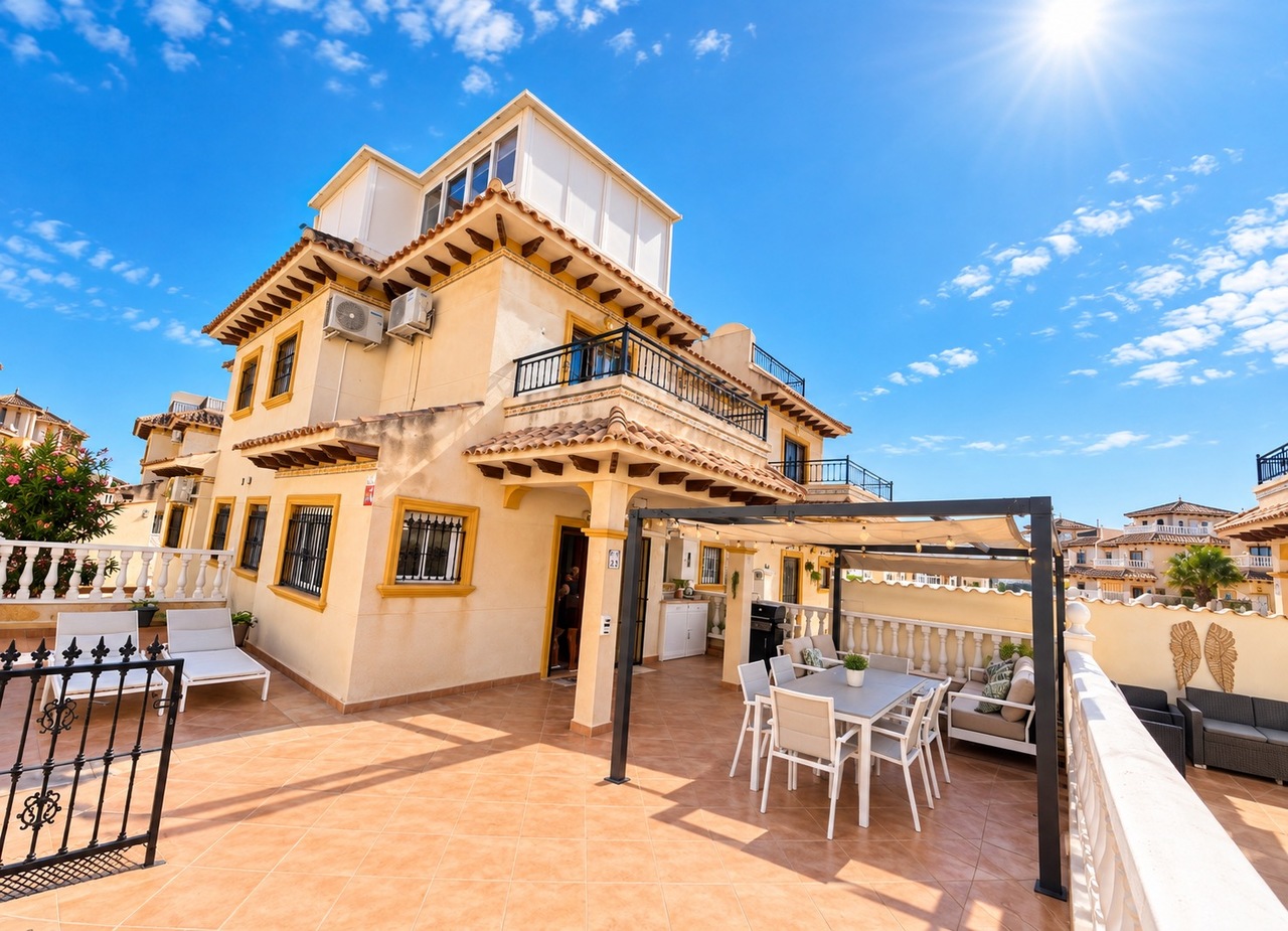 Adosado Moderno en La Zenia, Costa Blanca., Adosado moderno en La Zenia, Costa Blanca. 3 dorm, 3 baños, acabados de calidad. Cerca de playas y Zenia Boulevard. Ideal para vivir o invertir. ¡285.000€!
