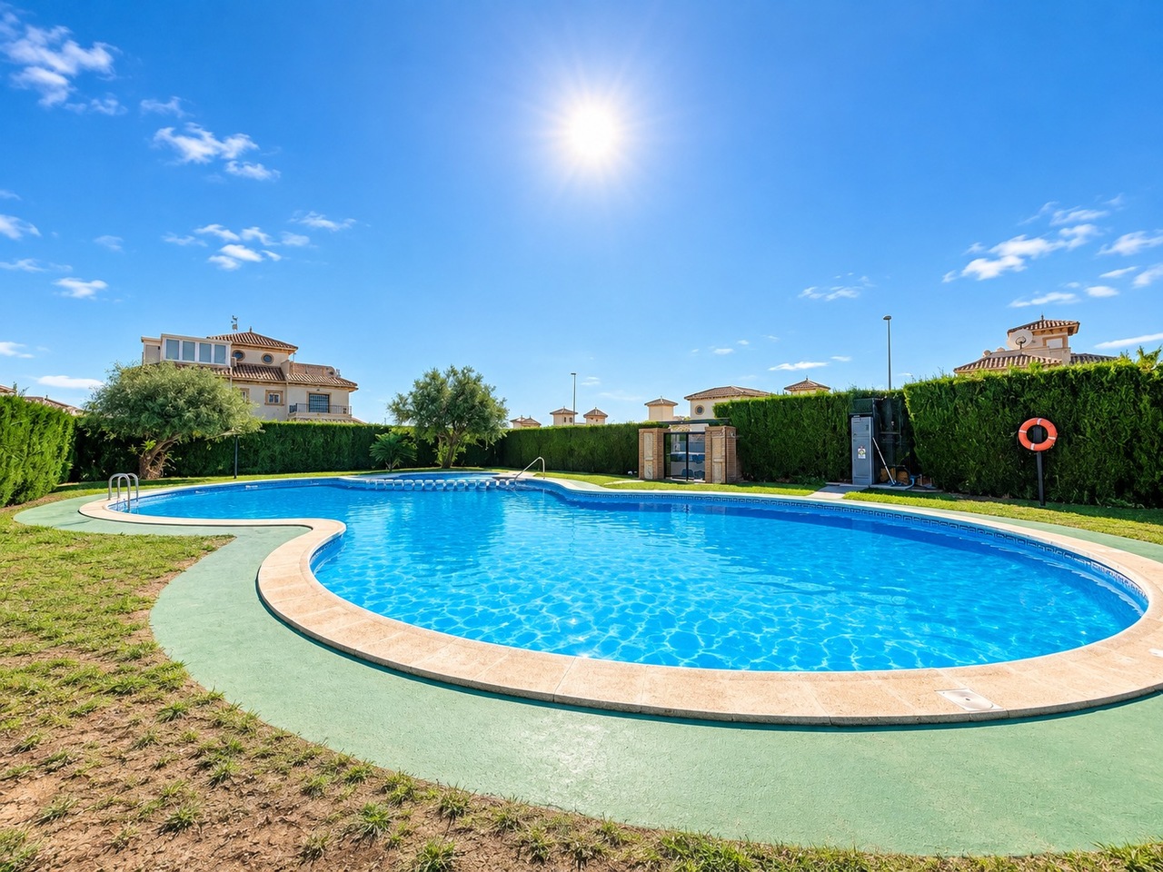 Adosado Moderno en La Zenia, Costa Blanca., Adosado moderno en La Zenia, Costa Blanca. 3 dorm, 3 baños, acabados de calidad. Cerca de playas y Zenia Boulevard. Ideal para vivir o invertir. ¡285.000€!