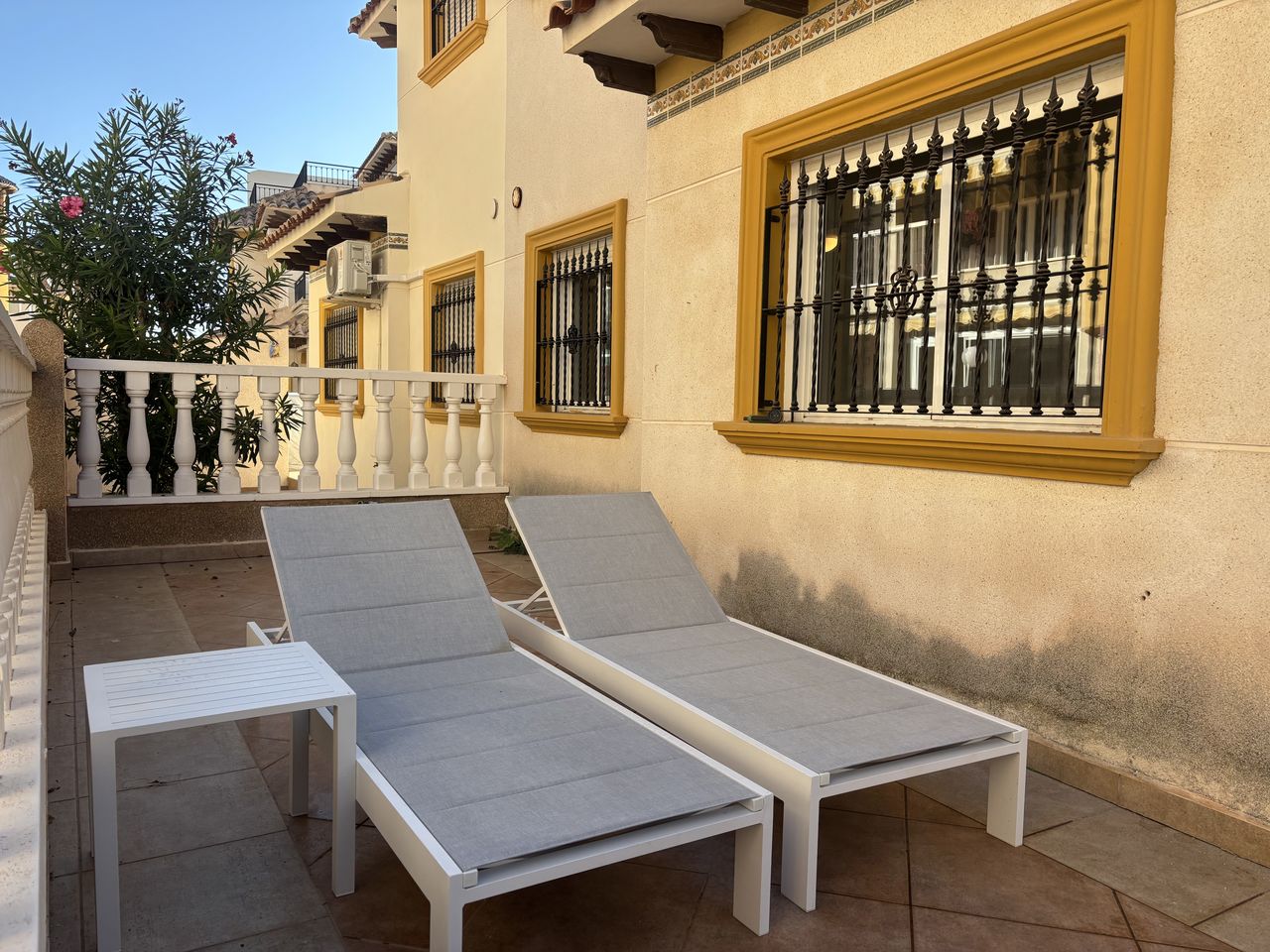 Adosado Moderno en La Zenia, Costa Blanca., Adosado moderno en La Zenia, Costa Blanca. 3 dorm, 3 baños, acabados de calidad. Cerca de playas y Zenia Boulevard. Ideal para vivir o invertir. ¡285.000€!