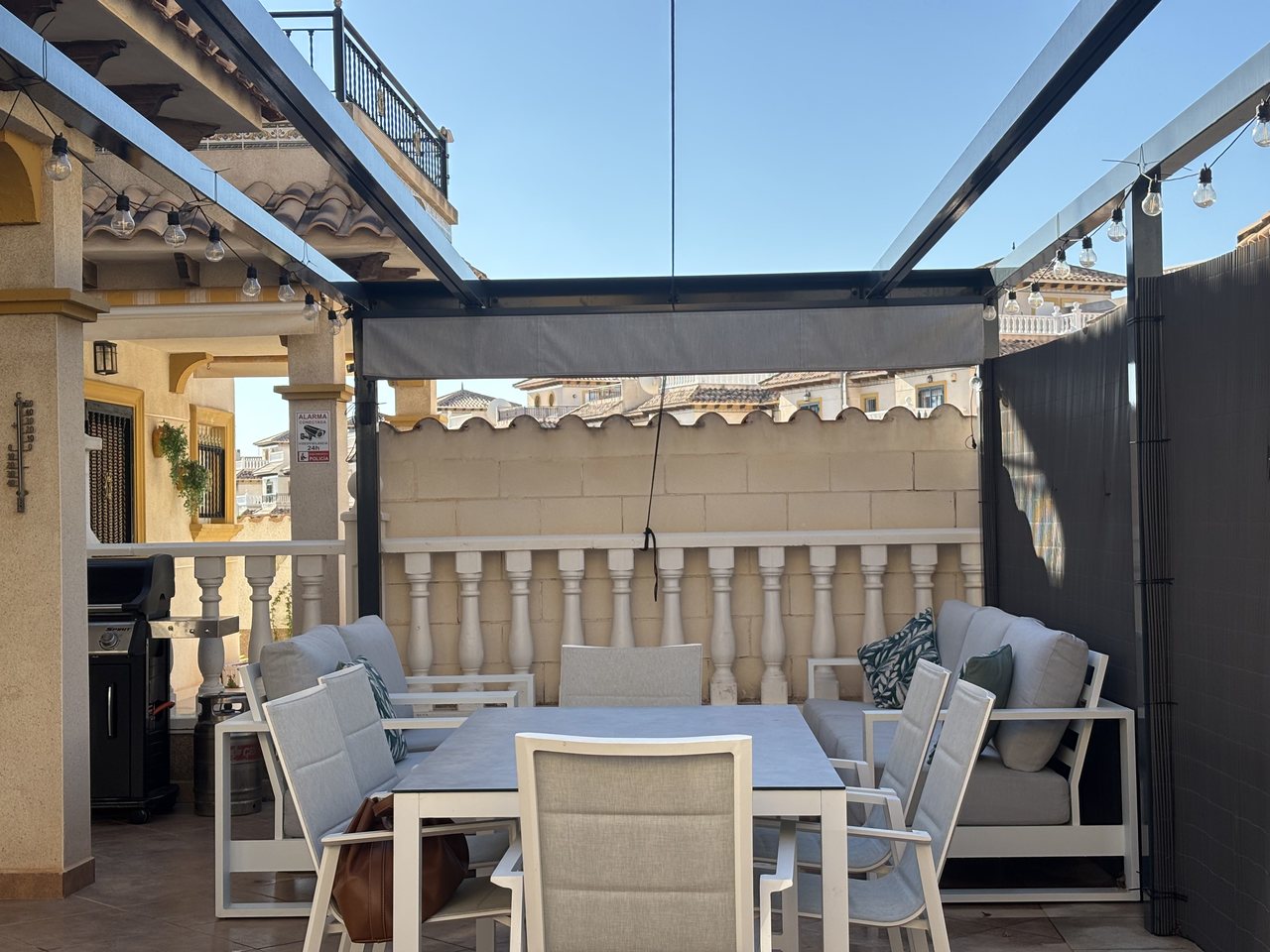 Adosado Moderno en La Zenia, Costa Blanca., Adosado moderno en La Zenia, Costa Blanca. 3 dorm, 3 baños, acabados de calidad. Cerca de playas y Zenia Boulevard. Ideal para vivir o invertir. ¡285.000€!