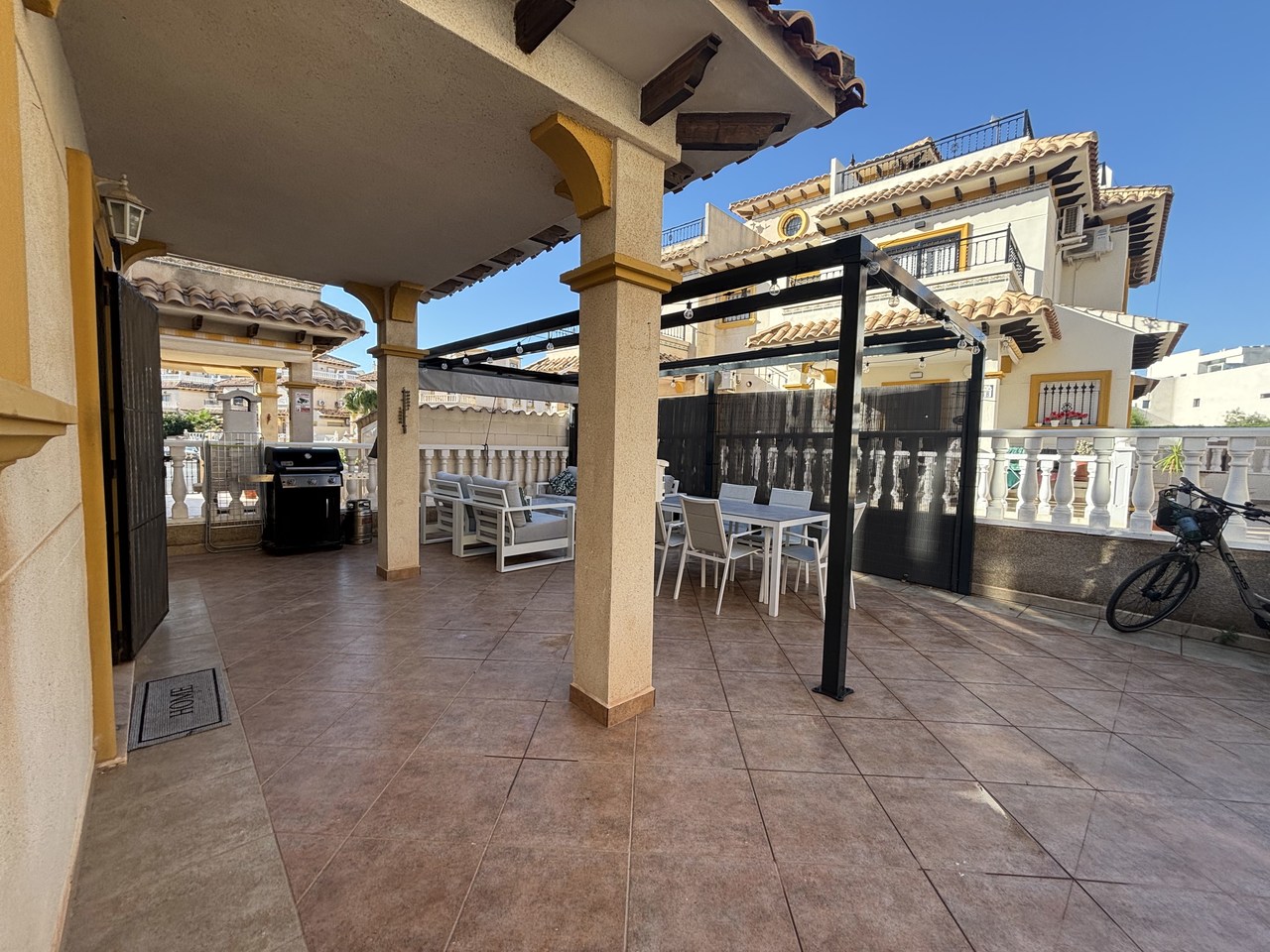 Adosado Moderno en La Zenia, Costa Blanca., Adosado moderno en La Zenia, Costa Blanca. 3 dorm, 3 baños, acabados de calidad. Cerca de playas y Zenia Boulevard. Ideal para vivir o invertir. ¡285.000€!