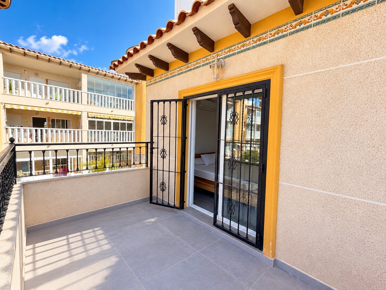 Adosado Moderno en La Zenia, Costa Blanca., Adosado moderno en La Zenia, Costa Blanca. 3 dorm, 3 baños, acabados de calidad. Cerca de playas y Zenia Boulevard. Ideal para vivir o invertir. ¡285.000€!