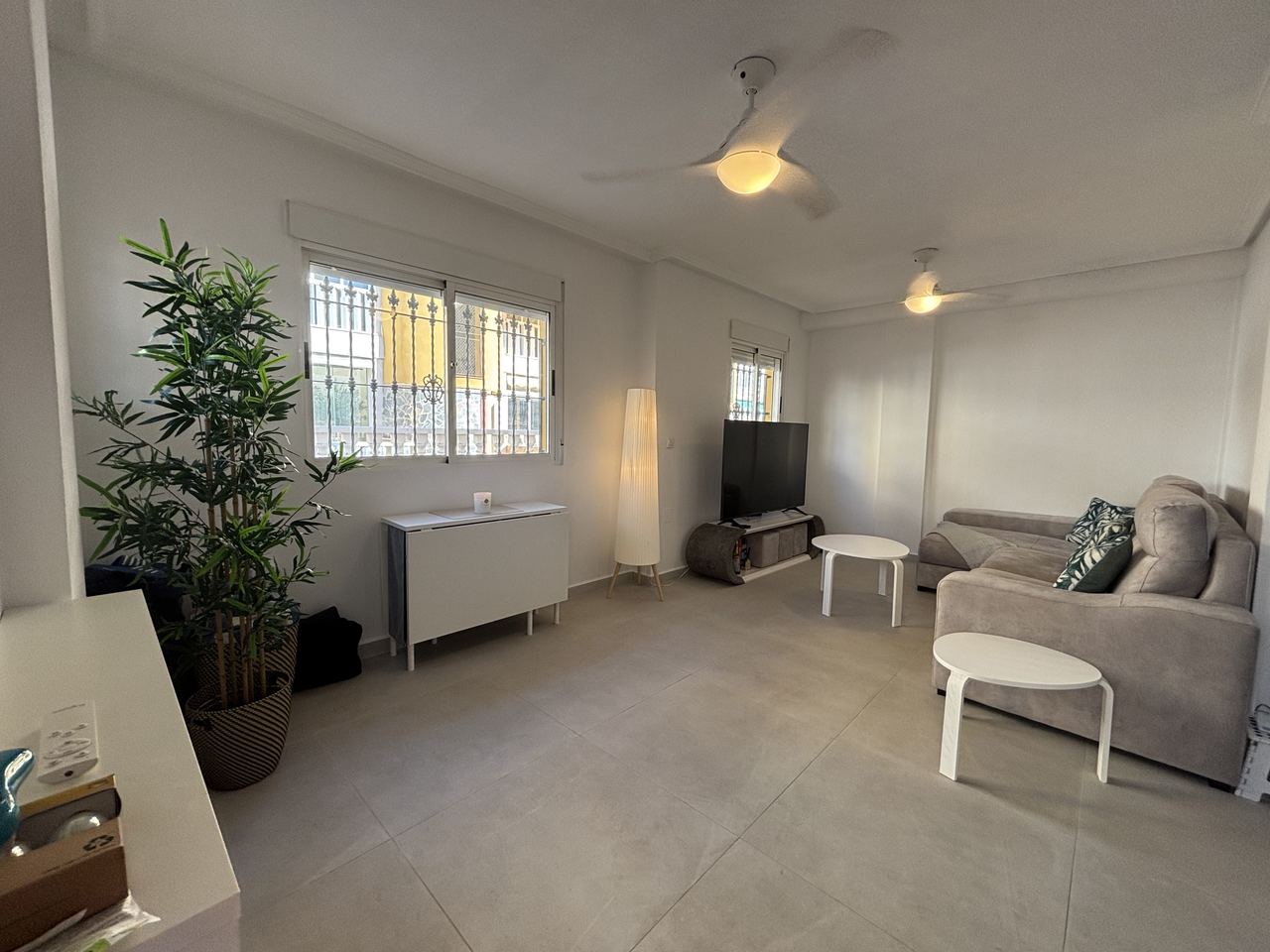Adosado Moderno en La Zenia, Costa Blanca., Adosado moderno en La Zenia, Costa Blanca. 3 dorm, 3 baños, acabados de calidad. Cerca de playas y Zenia Boulevard. Ideal para vivir o invertir. ¡285.000€!
