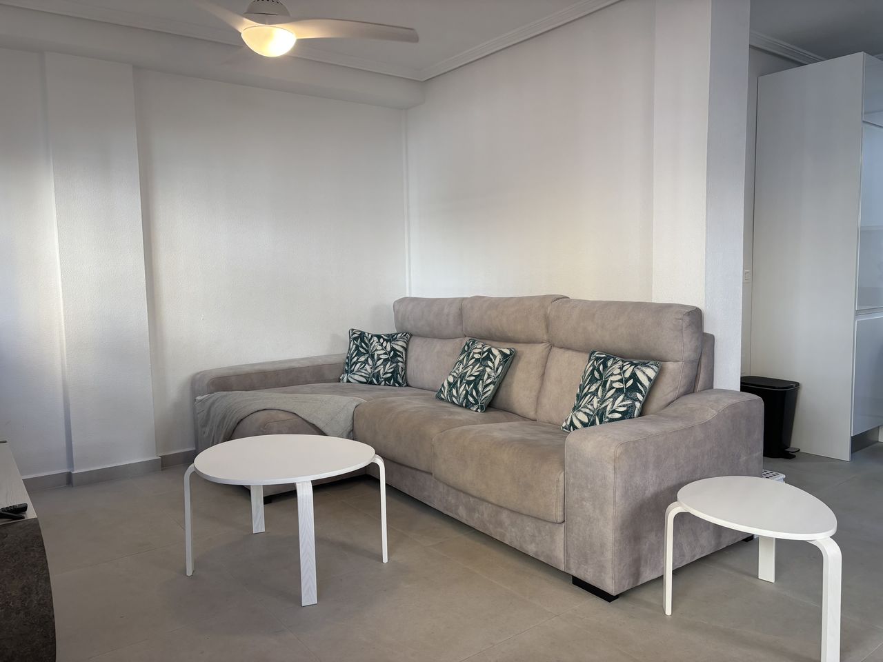 Adosado Moderno en La Zenia, Costa Blanca., Adosado moderno en La Zenia, Costa Blanca. 3 dorm, 3 baños, acabados de calidad. Cerca de playas y Zenia Boulevard. Ideal para vivir o invertir. ¡285.000€!