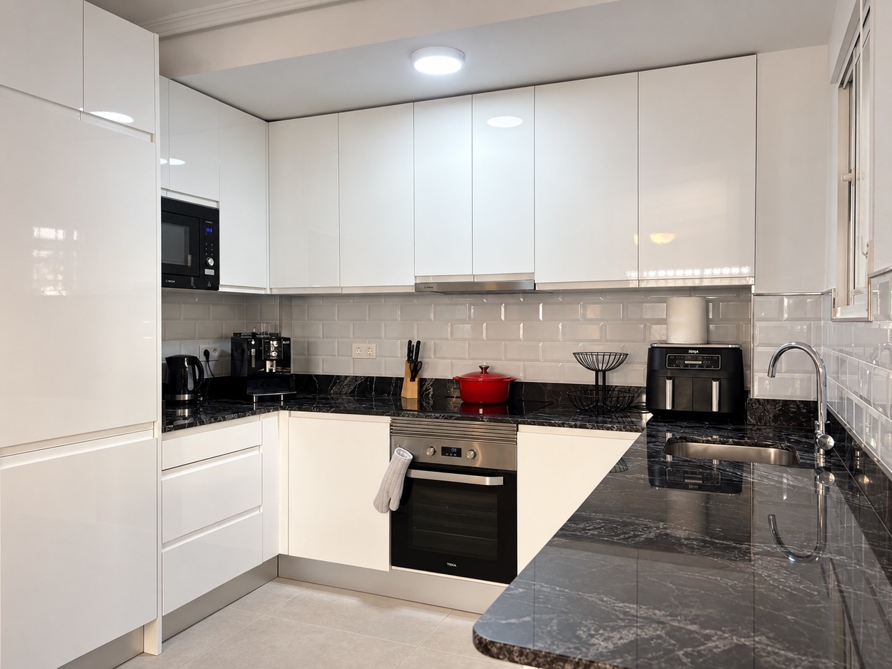 Adosado Moderno en La Zenia, Costa Blanca., Adosado moderno en La Zenia, Costa Blanca. 3 dorm, 3 baños, acabados de calidad. Cerca de playas y Zenia Boulevard. Ideal para vivir o invertir. ¡285.000€!