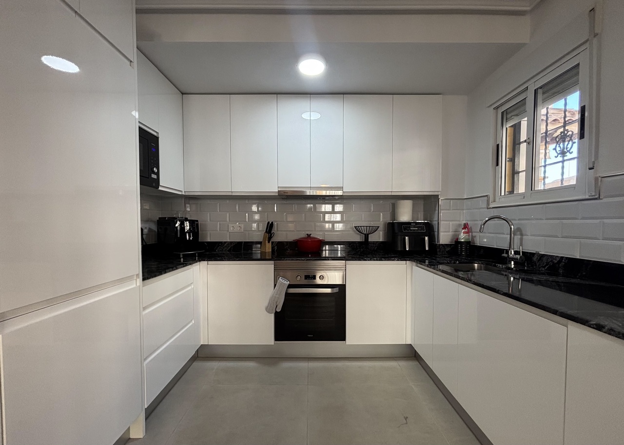 Adosado Moderno en La Zenia, Costa Blanca., Adosado moderno en La Zenia, Costa Blanca. 3 dorm, 3 baños, acabados de calidad. Cerca de playas y Zenia Boulevard. Ideal para vivir o invertir. ¡285.000€!