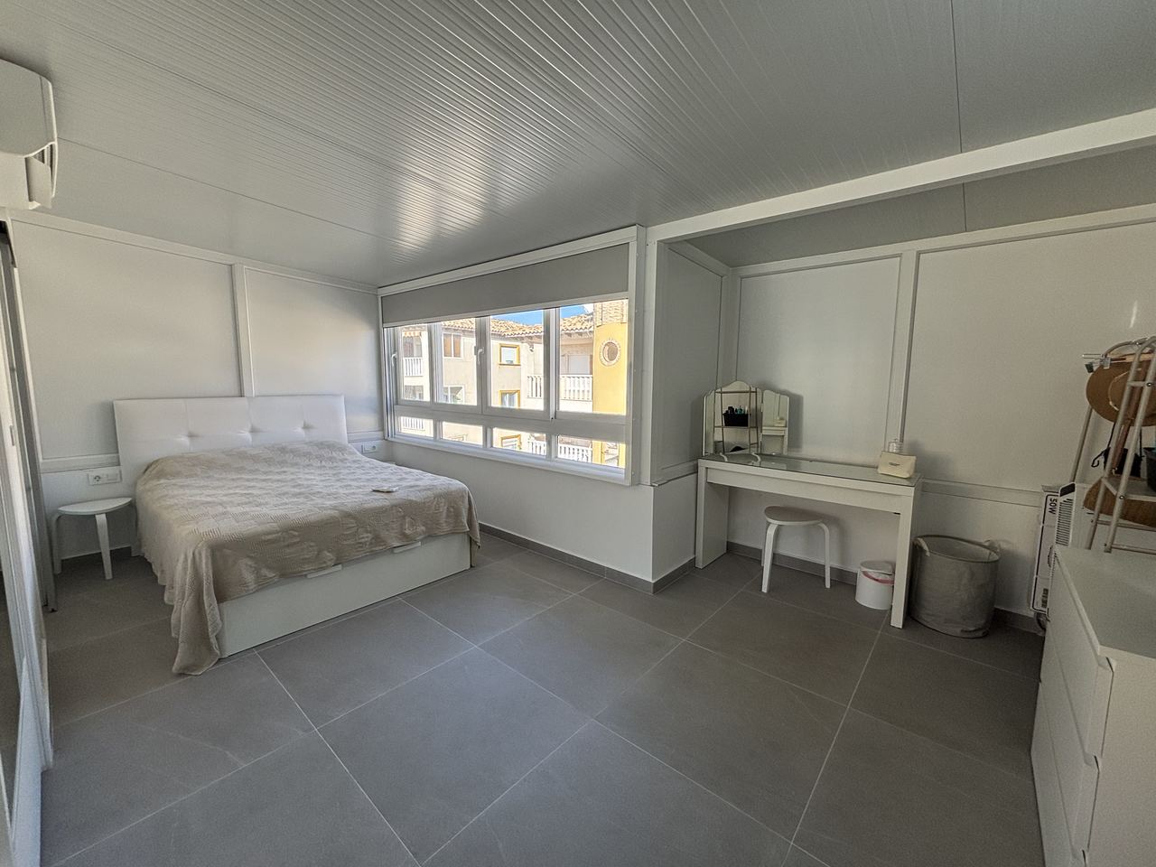 Adosado Moderno en La Zenia, Costa Blanca., Adosado moderno en La Zenia, Costa Blanca. 3 dorm, 3 baños, acabados de calidad. Cerca de playas y Zenia Boulevard. Ideal para vivir o invertir. ¡285.000€!