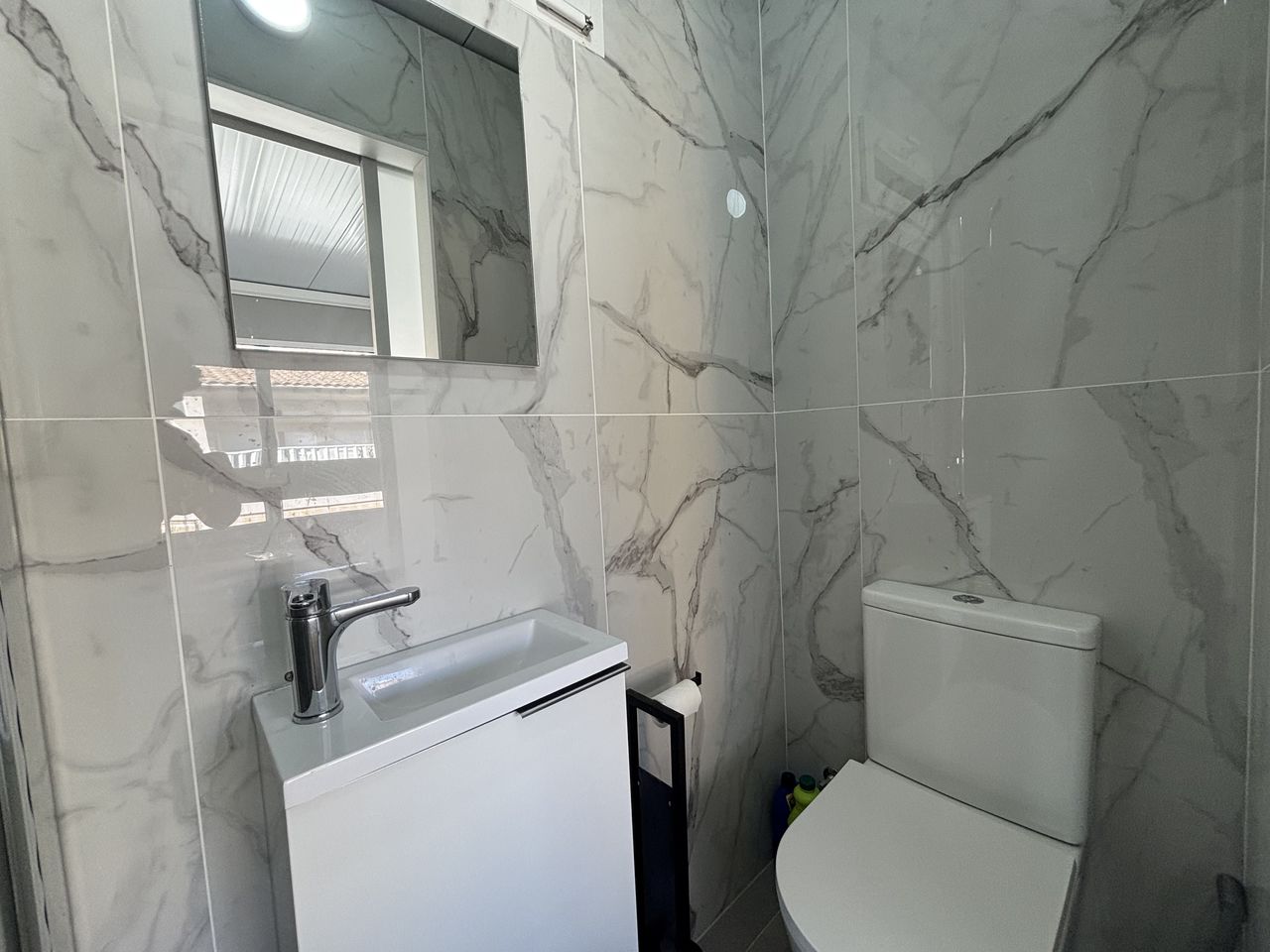 Adosado Moderno en La Zenia, Costa Blanca., Adosado moderno en La Zenia, Costa Blanca. 3 dorm, 3 baños, acabados de calidad. Cerca de playas y Zenia Boulevard. Ideal para vivir o invertir. ¡285.000€!
