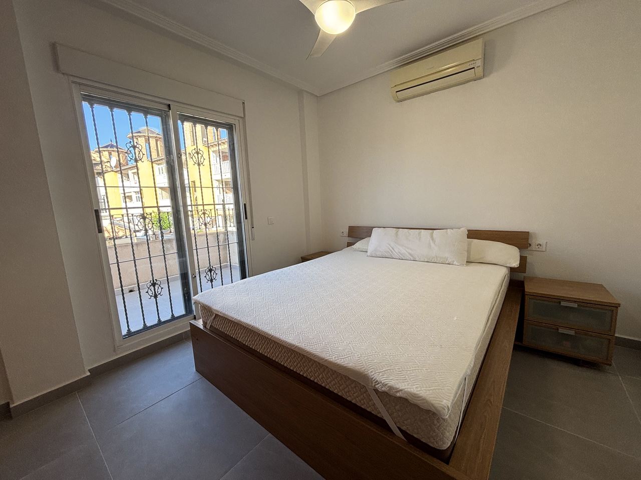 Adosado Moderno en La Zenia, Costa Blanca., Adosado moderno en La Zenia, Costa Blanca. 3 dorm, 3 baños, acabados de calidad. Cerca de playas y Zenia Boulevard. Ideal para vivir o invertir. ¡285.000€!