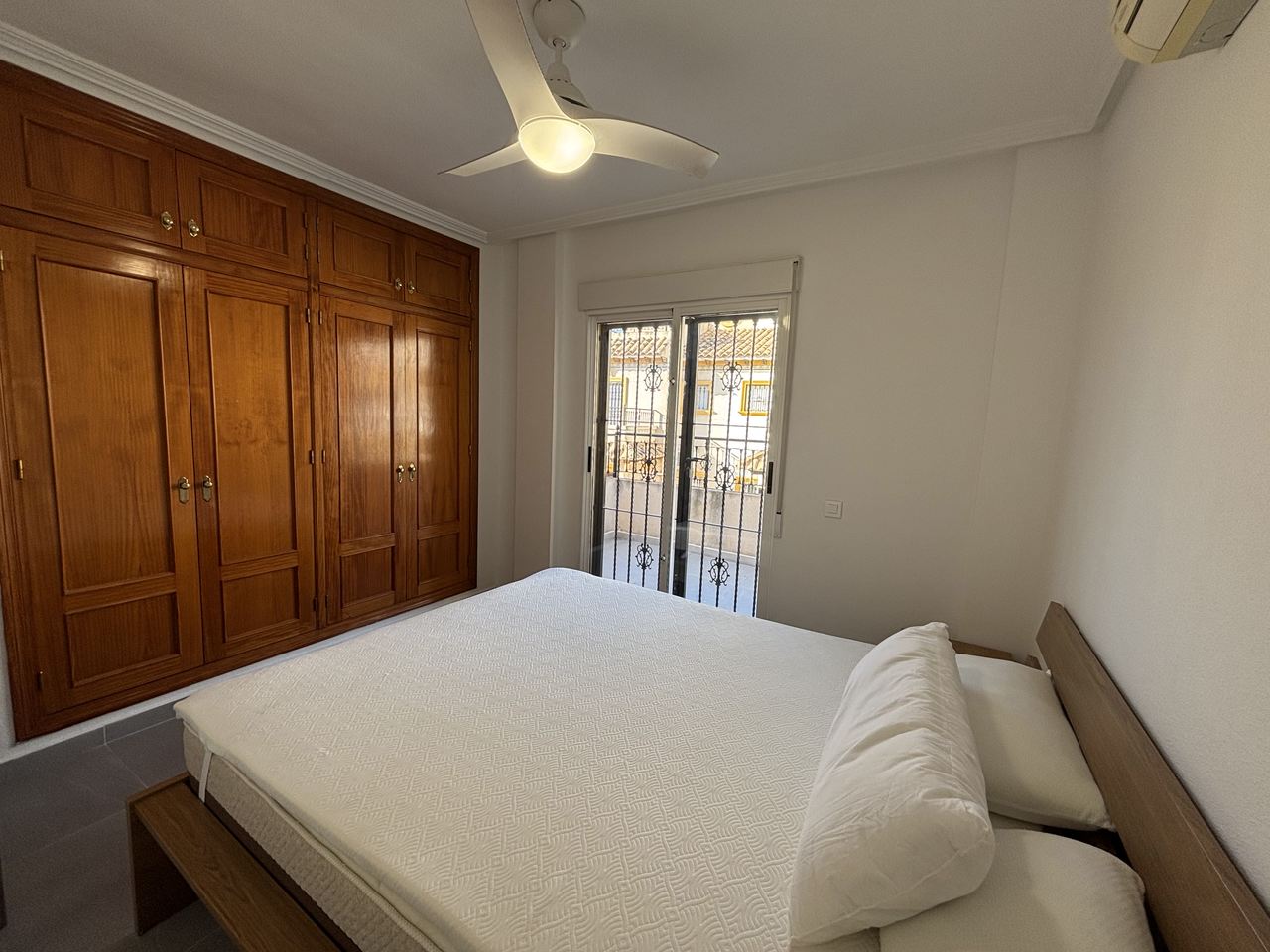 Adosado Moderno en La Zenia, Costa Blanca., Adosado moderno en La Zenia, Costa Blanca. 3 dorm, 3 baños, acabados de calidad. Cerca de playas y Zenia Boulevard. Ideal para vivir o invertir. ¡285.000€!