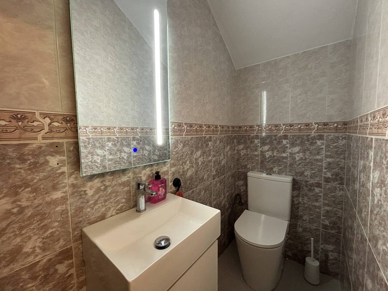 Adosado Moderno en La Zenia, Costa Blanca., Adosado moderno en La Zenia, Costa Blanca. 3 dorm, 3 baños, acabados de calidad. Cerca de playas y Zenia Boulevard. Ideal para vivir o invertir. ¡285.000€!