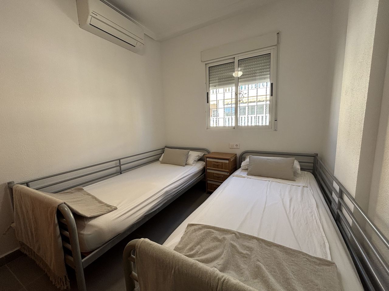 Adosado Moderno en La Zenia, Costa Blanca., Adosado moderno en La Zenia, Costa Blanca. 3 dorm, 3 baños, acabados de calidad. Cerca de playas y Zenia Boulevard. Ideal para vivir o invertir. ¡285.000€!