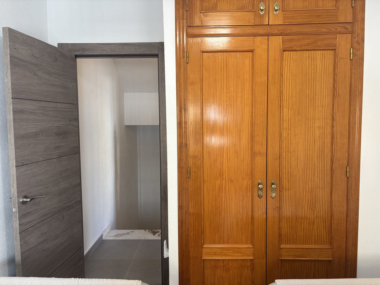 Adosado Moderno en La Zenia, Costa Blanca., Adosado moderno en La Zenia, Costa Blanca. 3 dorm, 3 baños, acabados de calidad. Cerca de playas y Zenia Boulevard. Ideal para vivir o invertir. ¡285.000€!