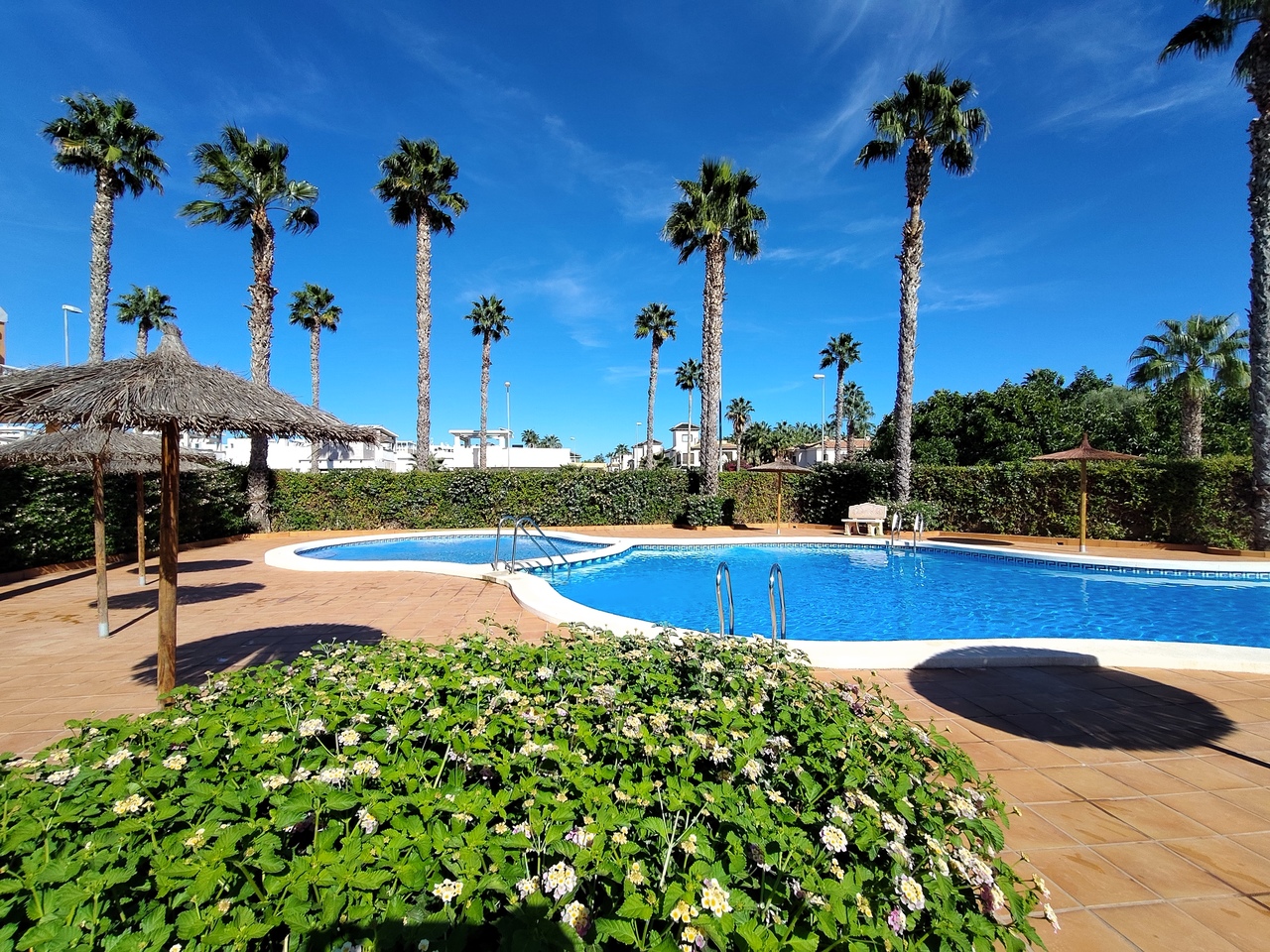 Adosado Espacioso en Ciudad Quesada: Confortable Vida Mediterránea, Descubre este adosado de 4 hab. en Ciudad Quesada, Alicante. Disfruta del estilo de vida mediterráneo en la Costa Blanca. Cerca de golf, playas y servicios. ¡Tu