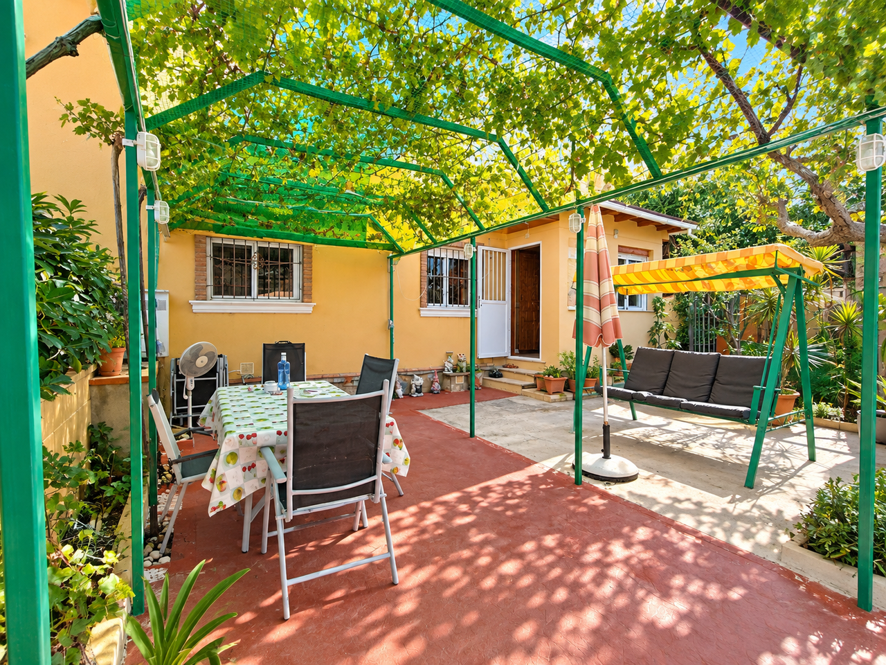 Adosado Espacioso en Ciudad Quesada: Confortable Vida Mediterránea, Descubre este adosado de 4 hab. en Ciudad Quesada, Alicante. Disfruta del estilo de vida mediterráneo en la Costa Blanca. Cerca de golf, playas y servicios. ¡Tu