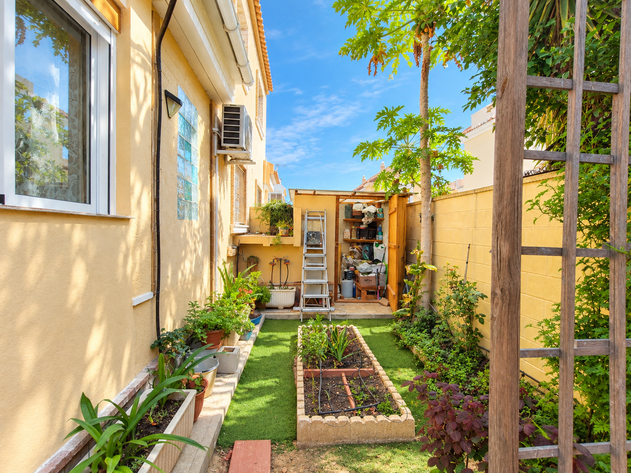 Adosado Espacioso en Ciudad Quesada: Confortable Vida Mediterránea, Descubre este adosado de 4 hab. en Ciudad Quesada, Alicante. Disfruta del estilo de vida mediterráneo en la Costa Blanca. Cerca de golf, playas y servicios. ¡Tu