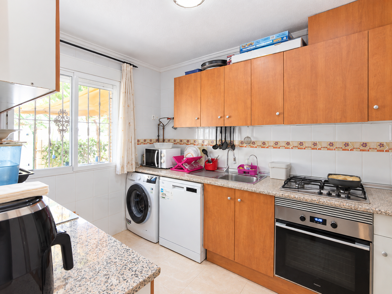 Adosado Espacioso en Ciudad Quesada: Confortable Vida Mediterránea, Descubre este adosado de 4 hab. en Ciudad Quesada, Alicante. Disfruta del estilo de vida mediterráneo en la Costa Blanca. Cerca de golf, playas y servicios. ¡Tu