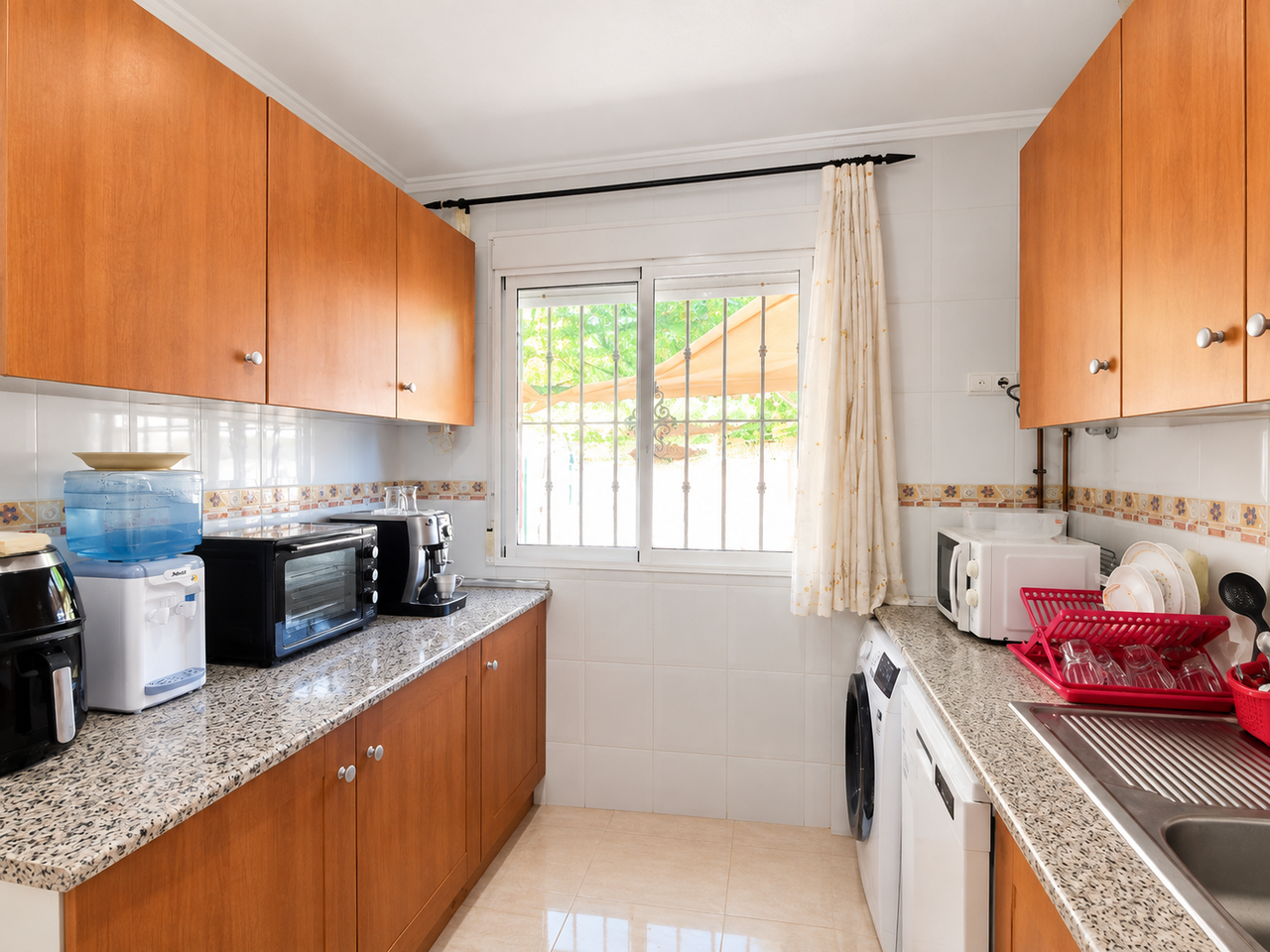 Adosado Espacioso en Ciudad Quesada: Confortable Vida Mediterránea, Descubre este adosado de 4 hab. en Ciudad Quesada, Alicante. Disfruta del estilo de vida mediterráneo en la Costa Blanca. Cerca de golf, playas y servicios. ¡Tu
