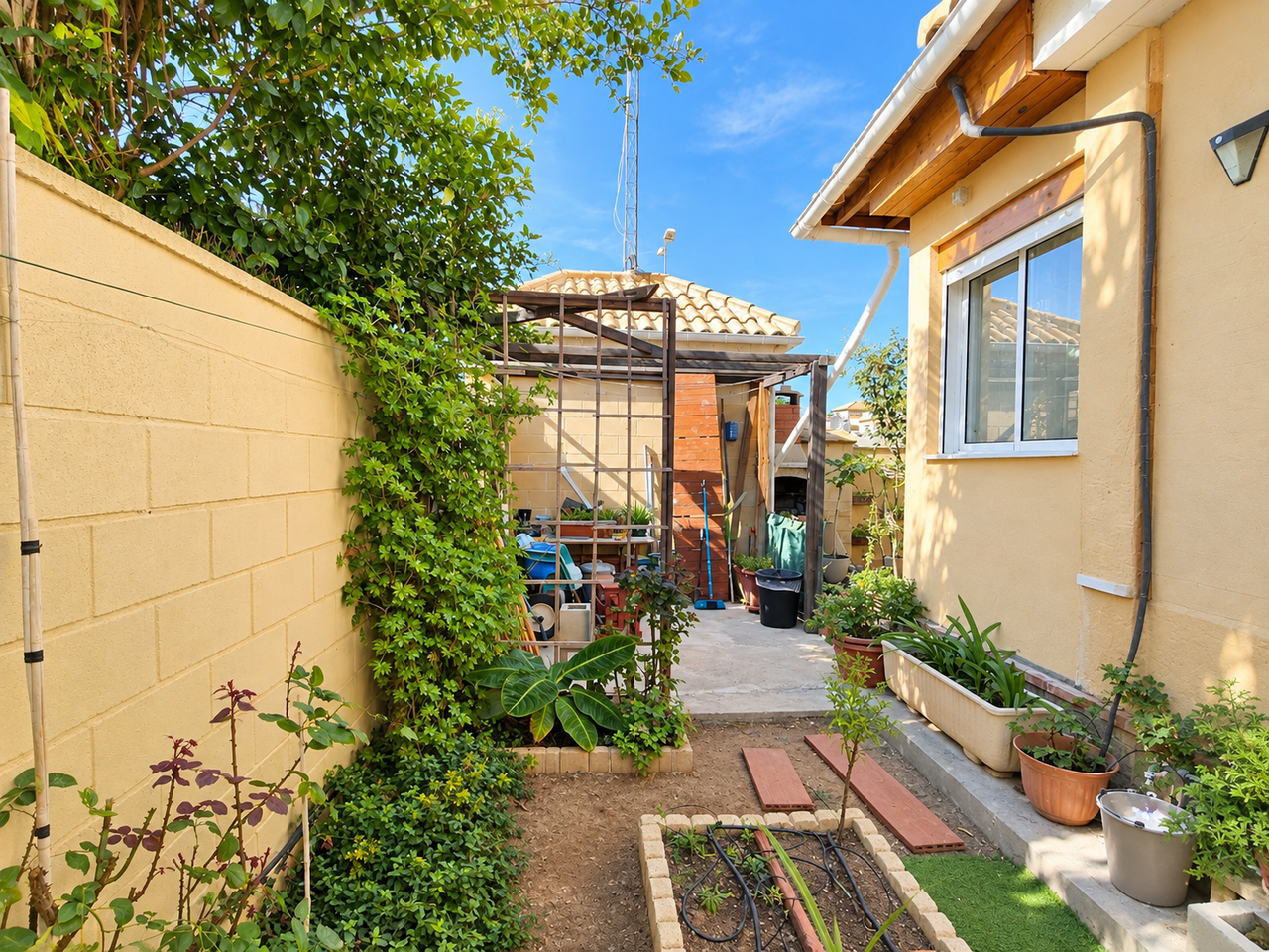 Adosado Espacioso en Ciudad Quesada: Confortable Vida Mediterránea, Descubre este adosado de 4 hab. en Ciudad Quesada, Alicante. Disfruta del estilo de vida mediterráneo en la Costa Blanca. Cerca de golf, playas y servicios. ¡Tu